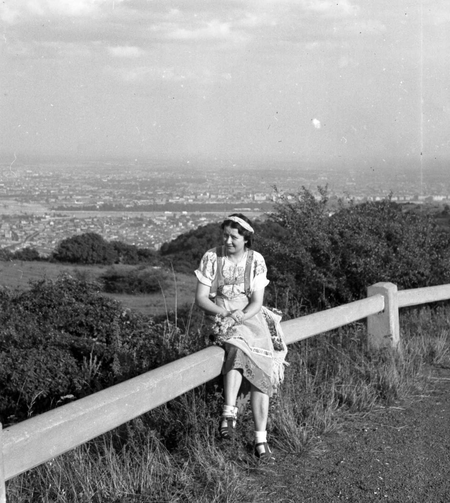 Hungary, Budapest III., Hármashatárhegy, kilátás a Margitsziget felé., 1941, Lissák Tivadar, picture, folk costume, Budapest, sitting on a handrail, Fortepan #71653