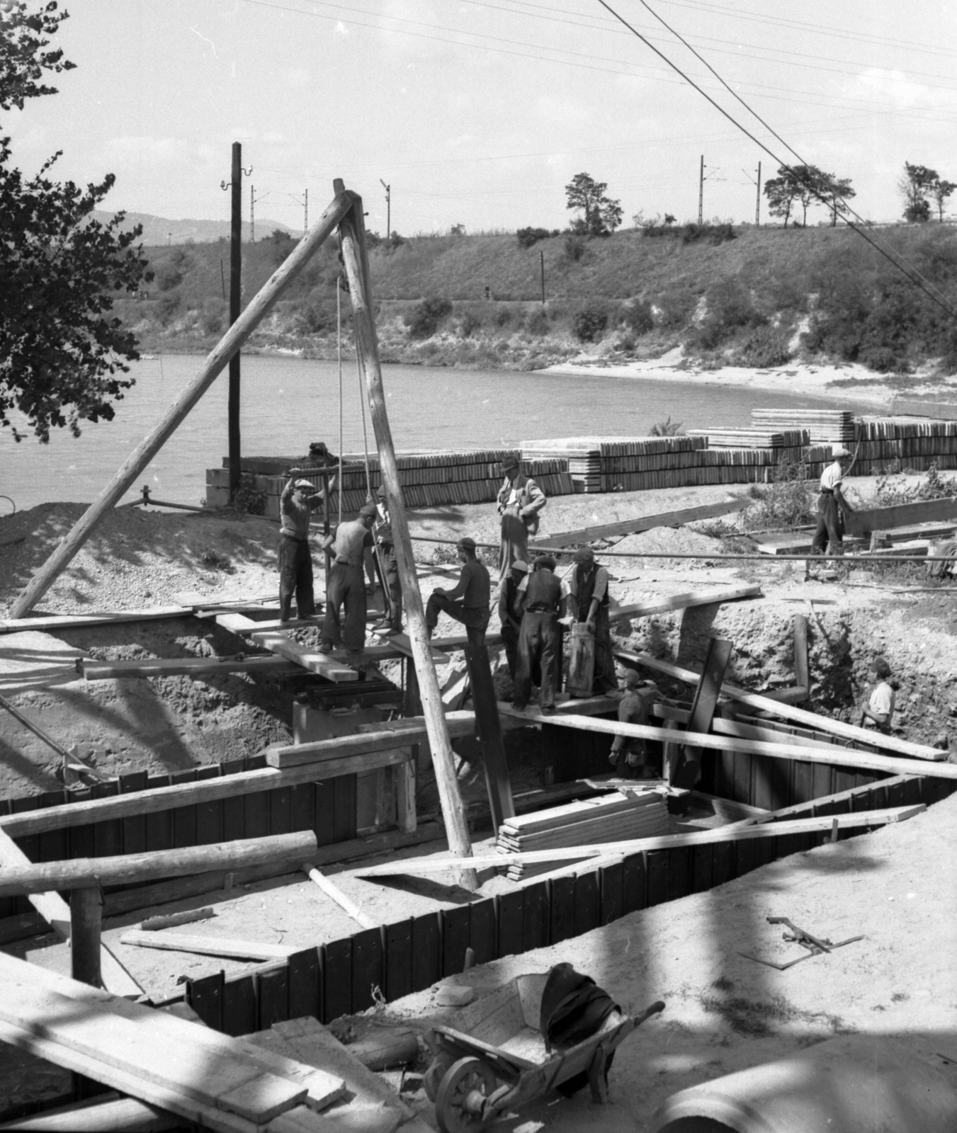 Hungary, Budapest XI., Kopaszi gát, a Duna alatti járható kábelalagút építési területe, háttérben a Lágymányosi öböl., 1941, Lissák Tivadar, construction, Budapest, Fortepan #71657