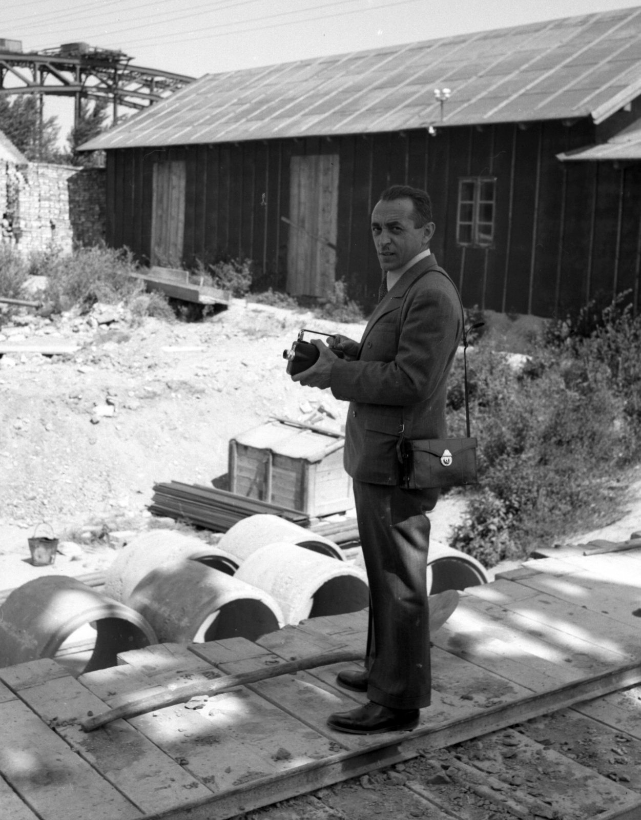 Hungary, Budapest XI., Kopaszi gát, a Duna alatti járható kábelalagút építési területe, háttérben az Összekötő vasúti híd., 1941, Lissák Tivadar, construction, movie camera, Budapest, Fortepan #71658