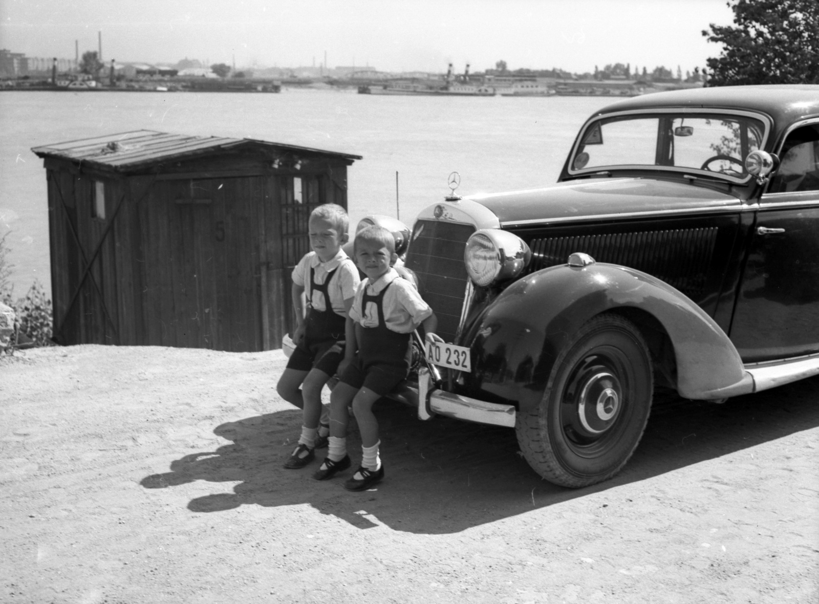 Hungary, Budapest XI., Kopaszi gát, a felvétel a Duna alatti járható kábelalagút építési területén készült, háttérben a Kvassay zsilip., 1941, Lissák Tivadar, ship, German brand, Mercedes-brand, picture, steamboat, automobile, Budapest, sitting on a car, Fortepan #71659