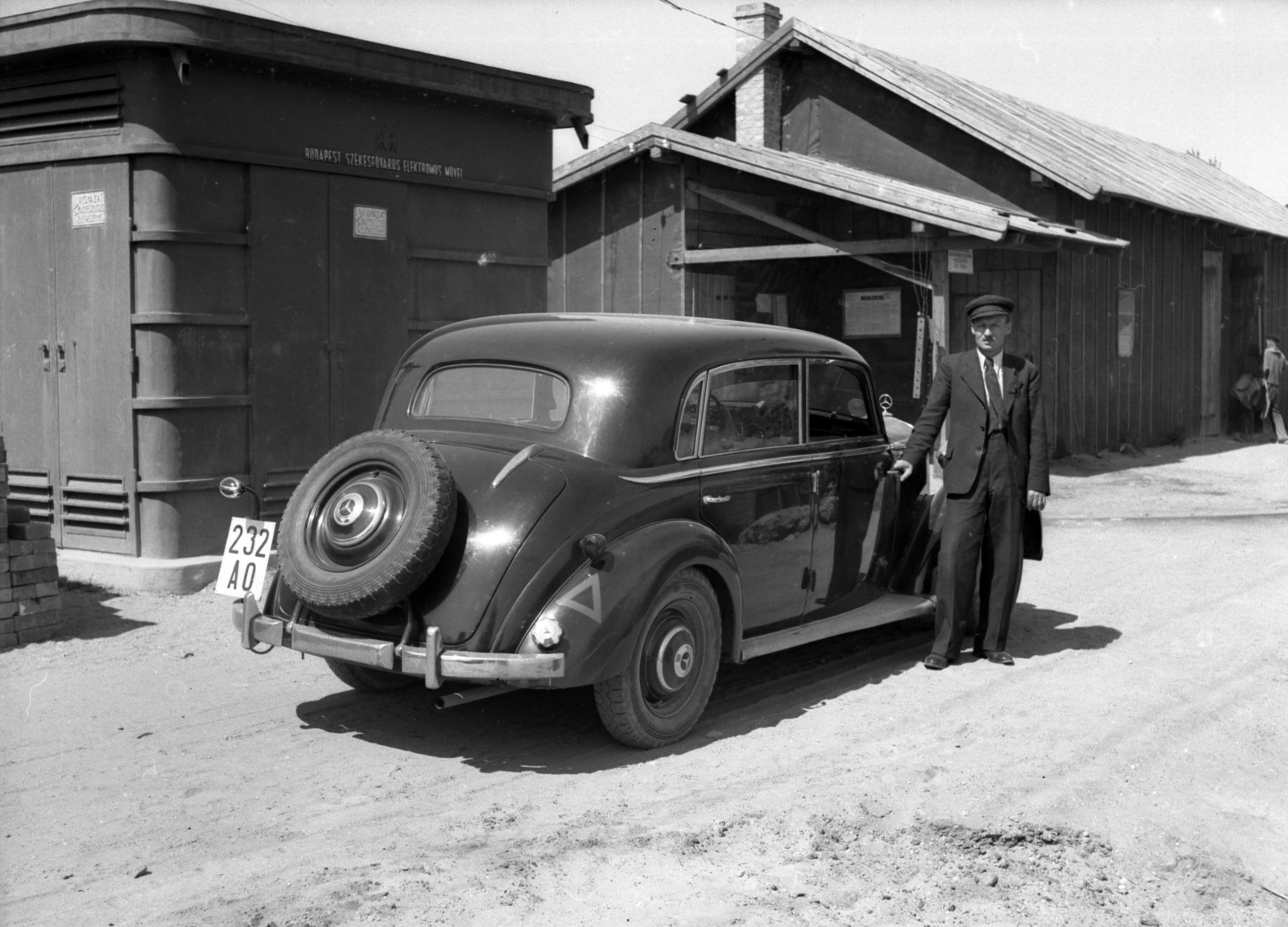 Hungary, Budapest XI., Kopaszi gát, a Duna alatti járható kábelalagút építési területe., 1941, Lissák Tivadar, Gerrman brand, Mercedes-brand, chauffeur, automobile, spare wheel, Budapest Electricity Company, Budapest, Fortepan #71663