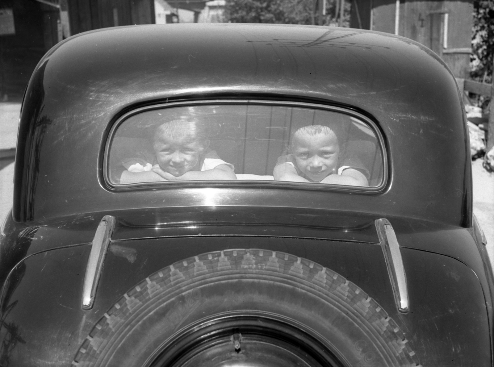 Hungary, Budapest XI., Kopaszi gát, a felvétel a Duna alatti járható kábelalagút építési területén készült., 1941, Lissák Tivadar, Gerrman brand, Mercedes-brand, automobile, spare wheel, Budapest, peeking, Fortepan #71664