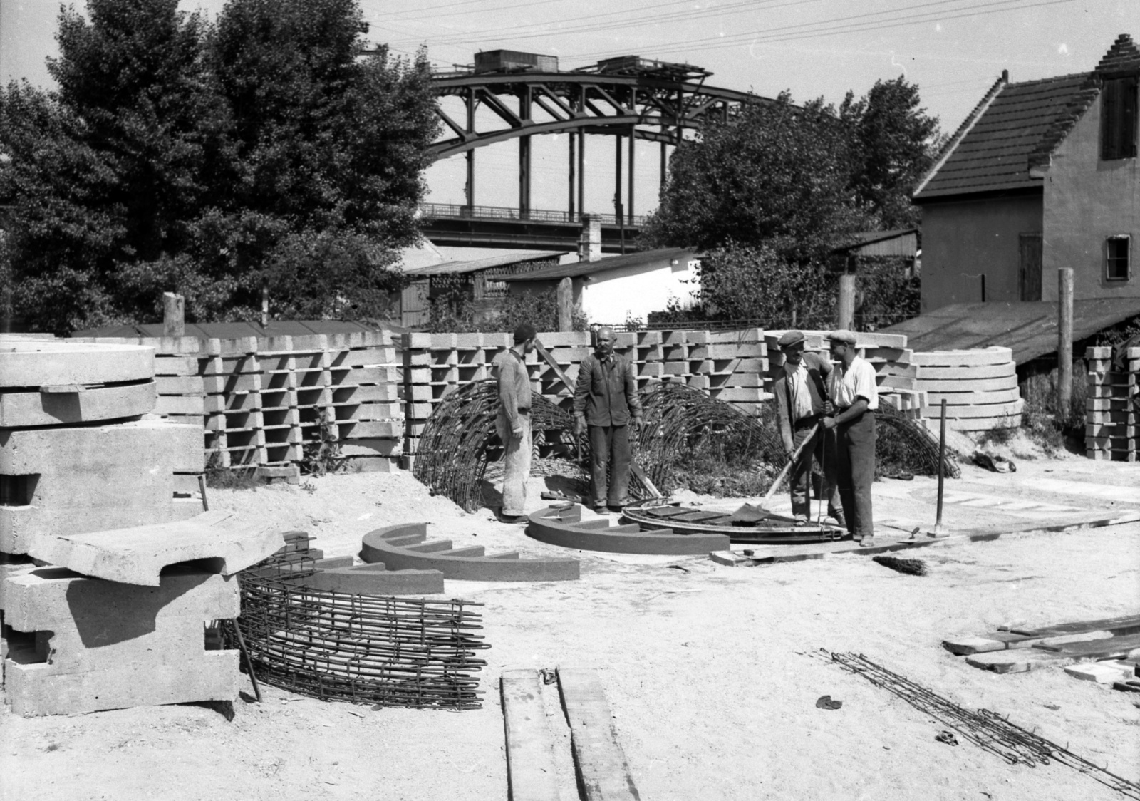 Hungary, Budapest XI., Kopaszi gát, a Duna alatti járható kábelalagút építési területe, háttérben az Összekötő vasúti híd., 1941, Lissák Tivadar, bridge, construction, rf-concrete, Budapest, Fortepan #71665