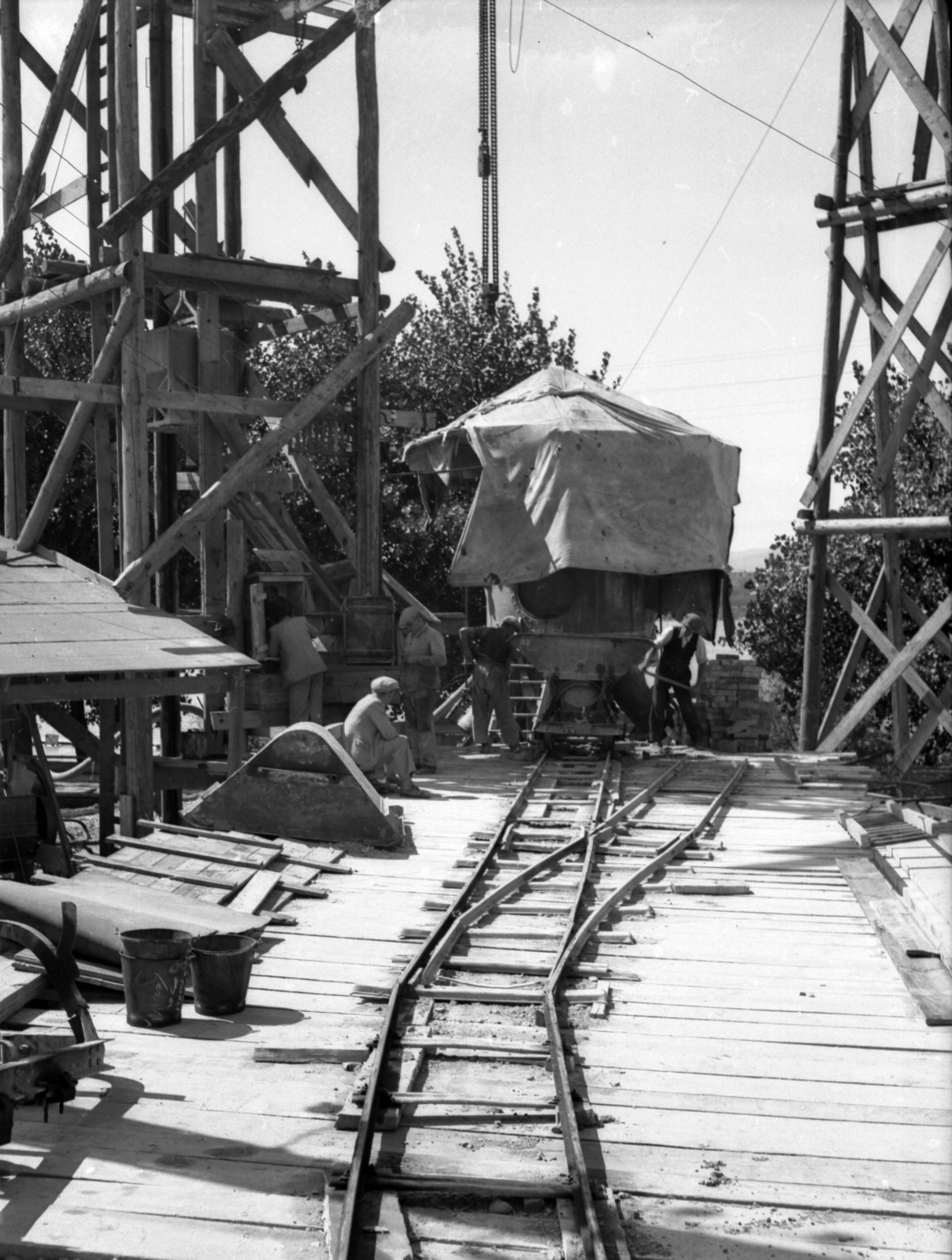 Hungary, Budapest XI., Kopaszi gát, a Duna alatti járható kábelalagút építési területe., 1941, Lissák Tivadar, construction, railway cart, bucket, rails, wooden structure, Budapest, Fortepan #71670