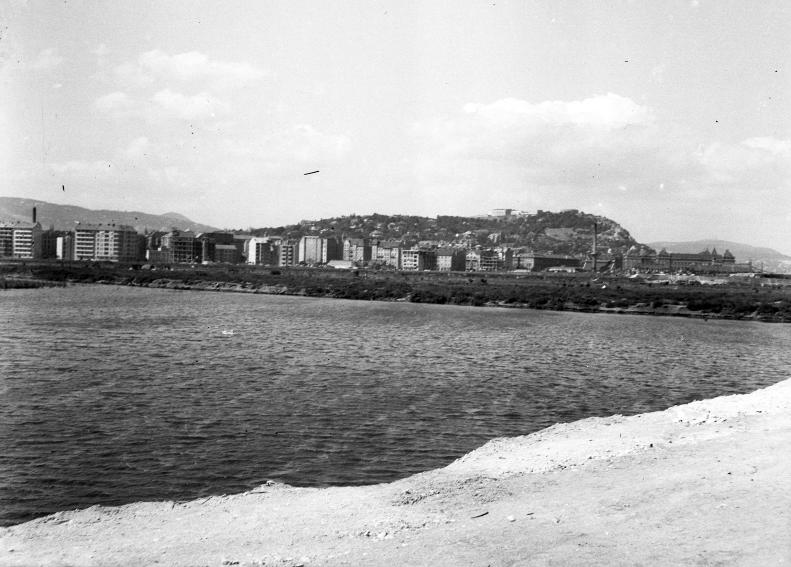 Hungary, Budapest XI., Lágymányosi-tó, háttérben a Gellért-hegy. A felvétel a Duna alatti járható kábelalagút építése idején készült., 1941, Lissák Tivadar, lake, university, picture, Budapest, Fortepan #71671