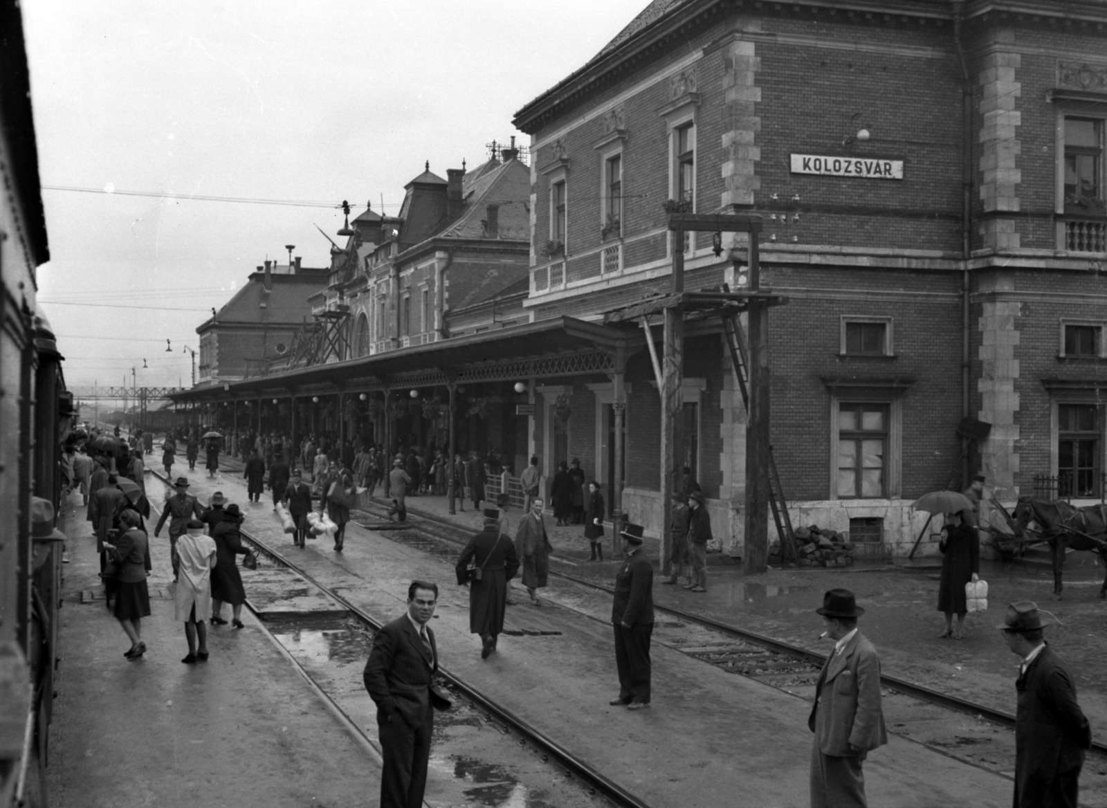 Romania,Transylvania, Cluj-Napoca, vasútállomás., 1941, Lissák Tivadar, train station, place-name signs, Fortepan #71673