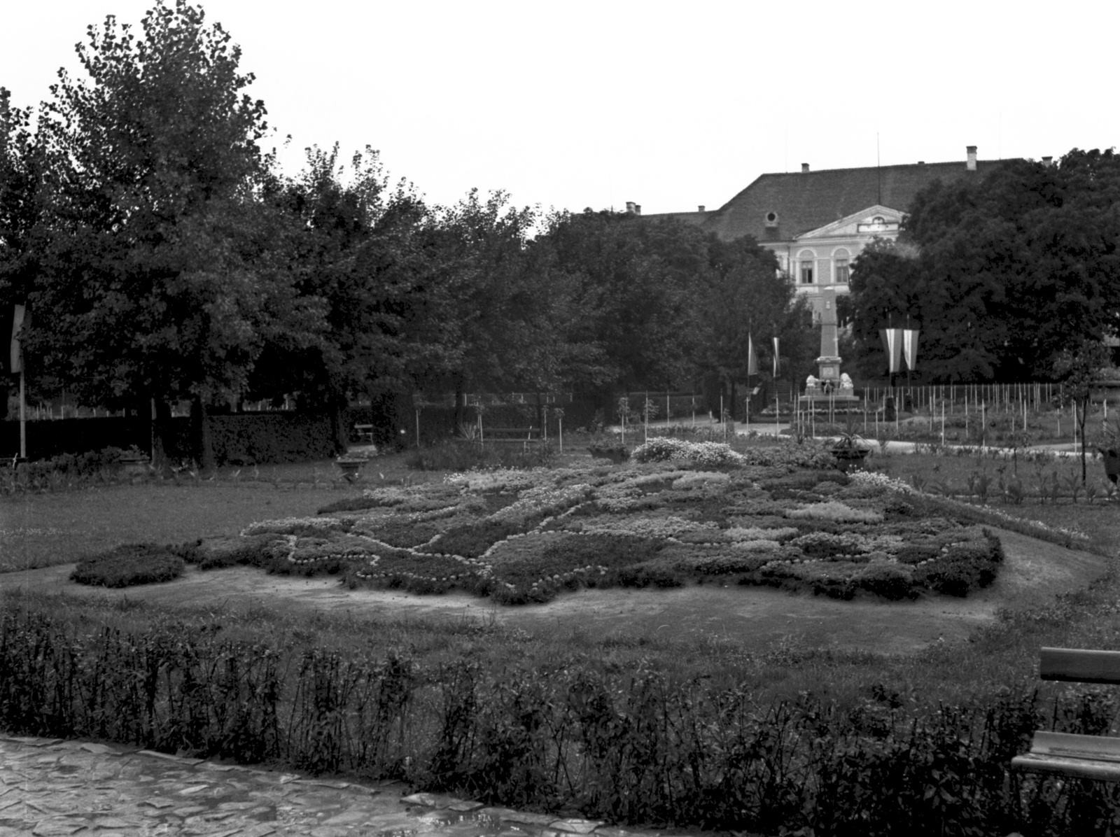 Romania,Transylvania, Seregélyes, Szabadság tér, Erzsébet park, háttérben a Vármegyeháza., 1941, Lissák Tivadar, monument, flower decoration, Fortepan #71676