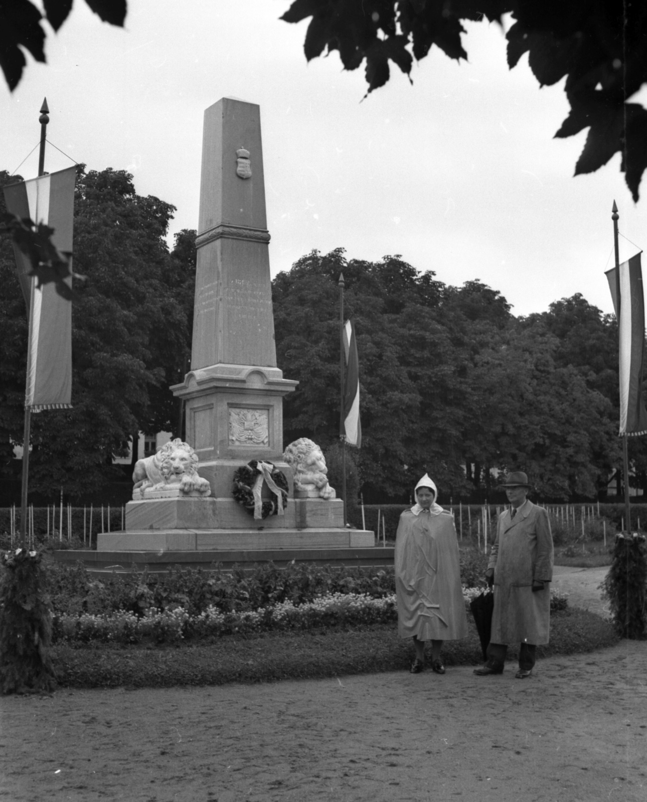 Romania,Transylvania, Seregélyes, Szabadság tér, Erzsébet park, az 1848/49-es szabadságharc honvéd emlékműve (Gerenday Antal, 1874.)., 1941, Lissák Tivadar, flag, monument, flag pole, Fortepan #71677