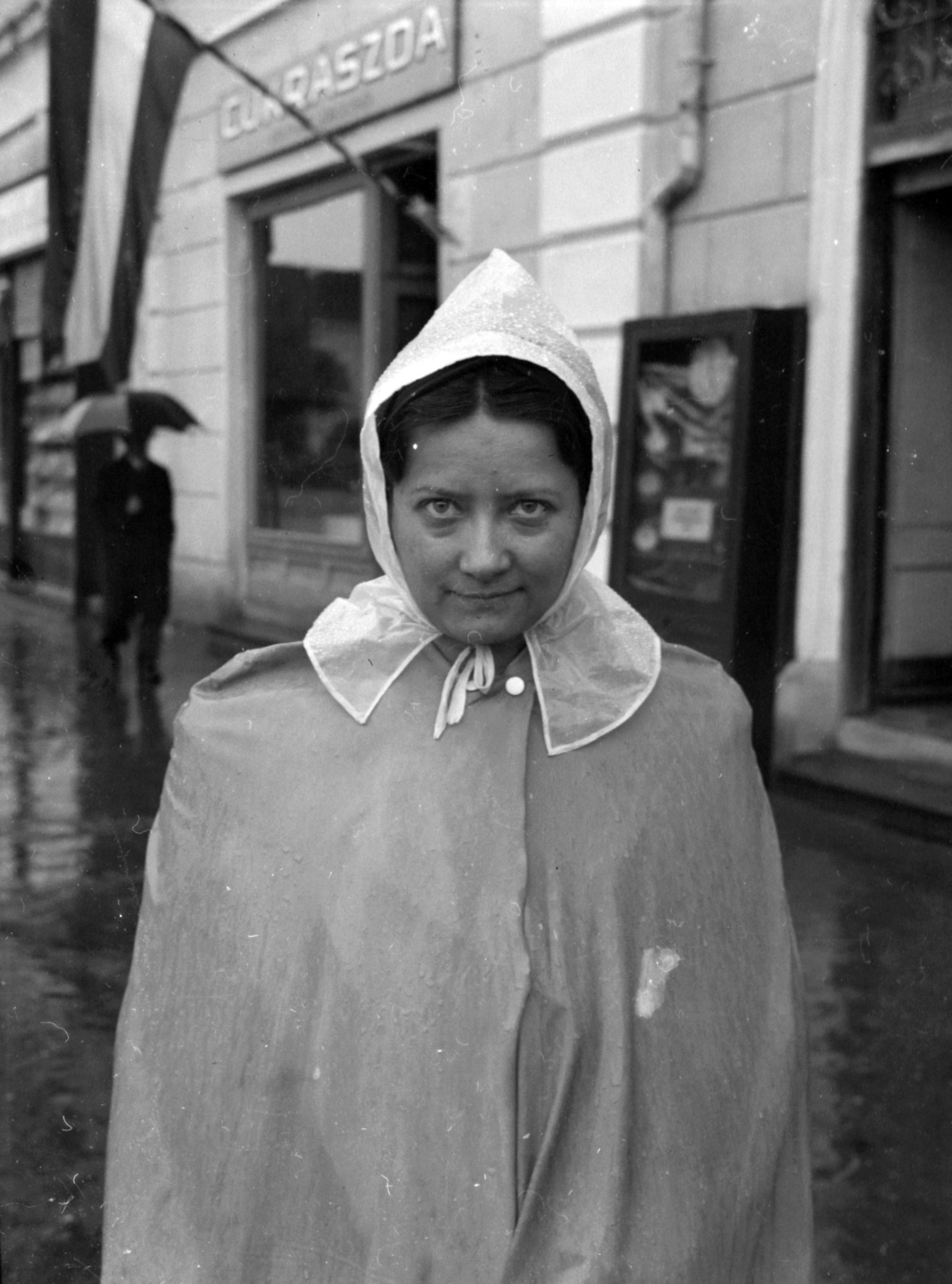 Romania,Transylvania, Seregélyes, Szabadság utca, háttérben a Székely Mikó Kollégium épülete., 1941, Lissák Tivadar, flag, pastry shop, raincoat, Fortepan #71681