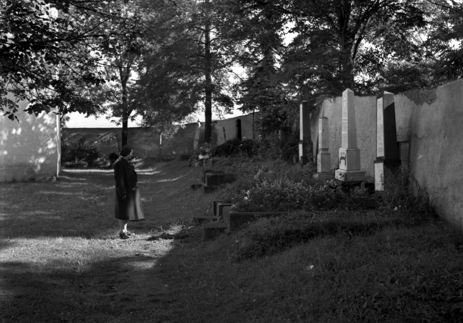 Romania,Transylvania, Miercurea Ciuc, Csobotfalva (ekkor önálló), templomkert., 1941, Lissák Tivadar, cemetery, church garden, Fortepan #71684