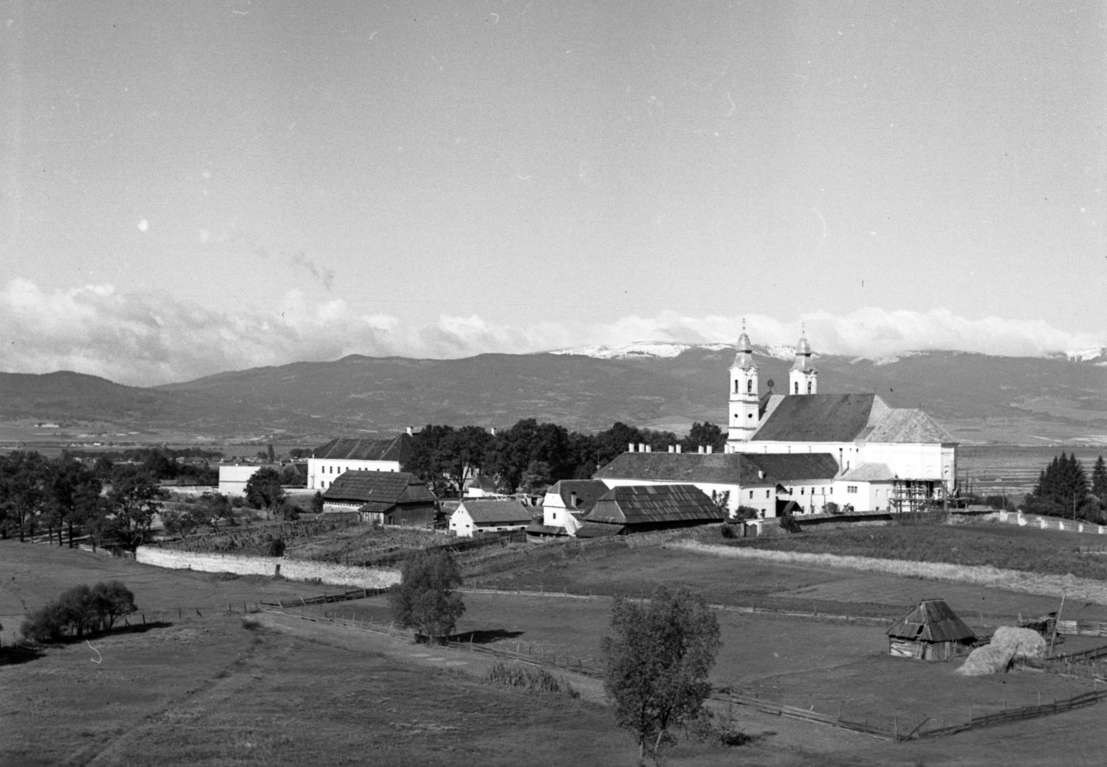 Romania,Transylvania, Miercurea Ciuc, Csíksomlyó (ekkor önálló), Kegytemplom a Kálváriától nézve., 1941, Lissák Tivadar, church, picture, Fortepan #71686