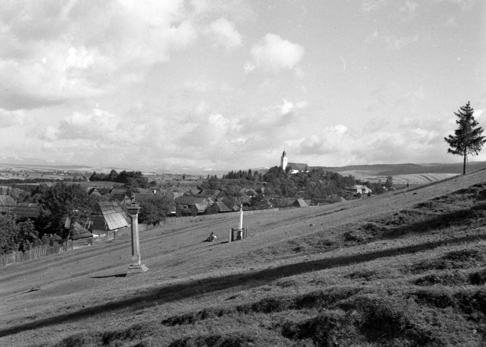 Romania,Transylvania, Miercurea Ciuc, Csíksomlyó (ekkor önálló), Kálvária, kilátás Csobotfalva felé., 1941, Lissák Tivadar, picture, calvary, farmhouse, Fortepan #71687