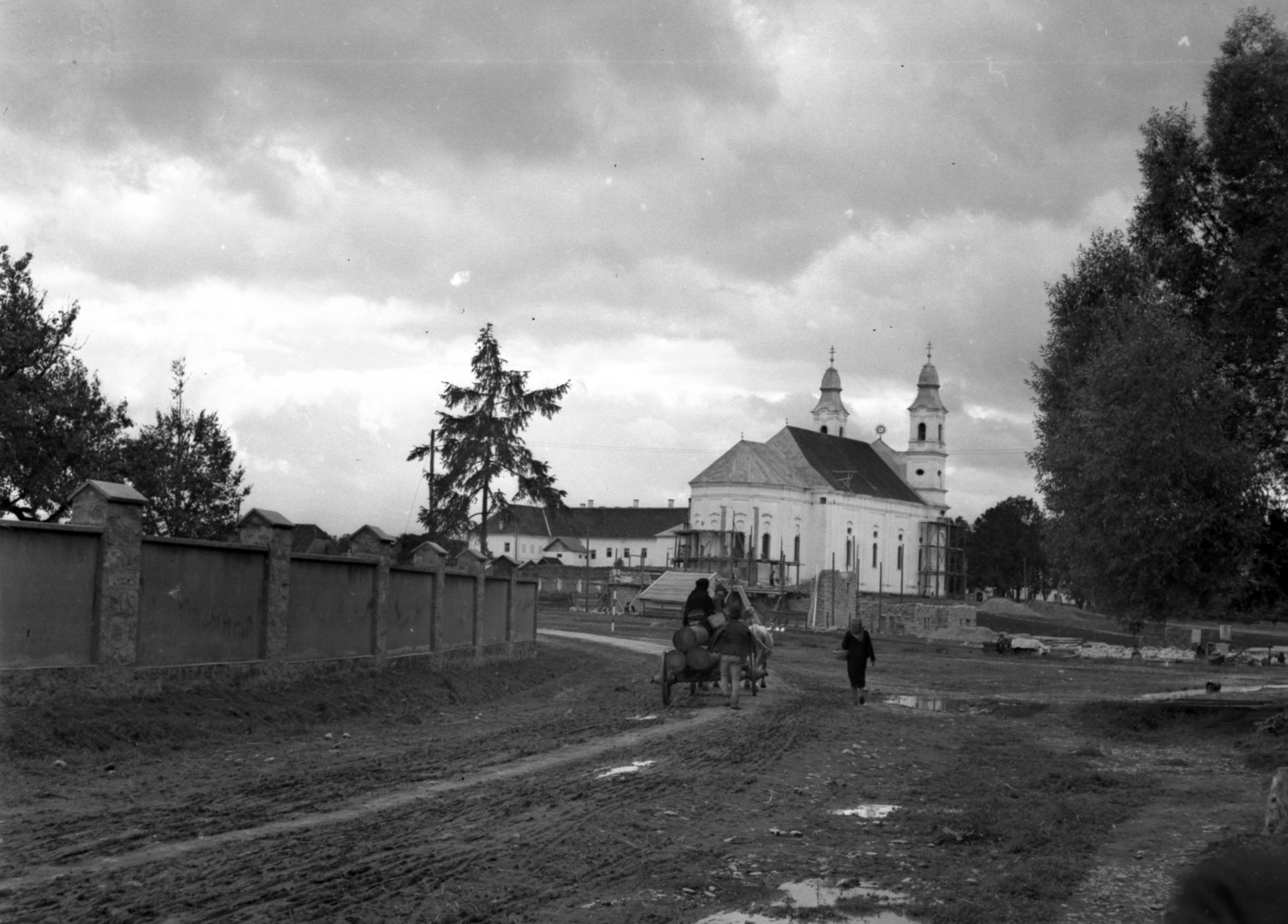 Románia,Erdély, Csíkszereda, Csíksomlyó (ekkor önálló), Kájoni János utca, szemben a Kegytemplom., 1941, Lissák Tivadar, templom, Fortepan #71693