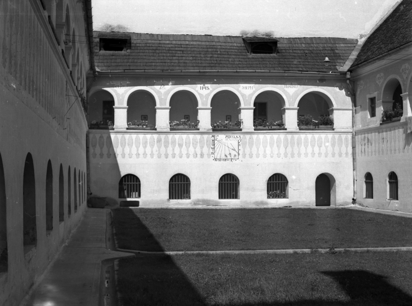 Romania,Transylvania, Miercurea Ciuc, Csíksomlyó (ekkor önálló), a ferences kolostor udvara., 1941, Lissák Tivadar, religion, fresco, shingle, monastery, sun clock, Fortepan #71694