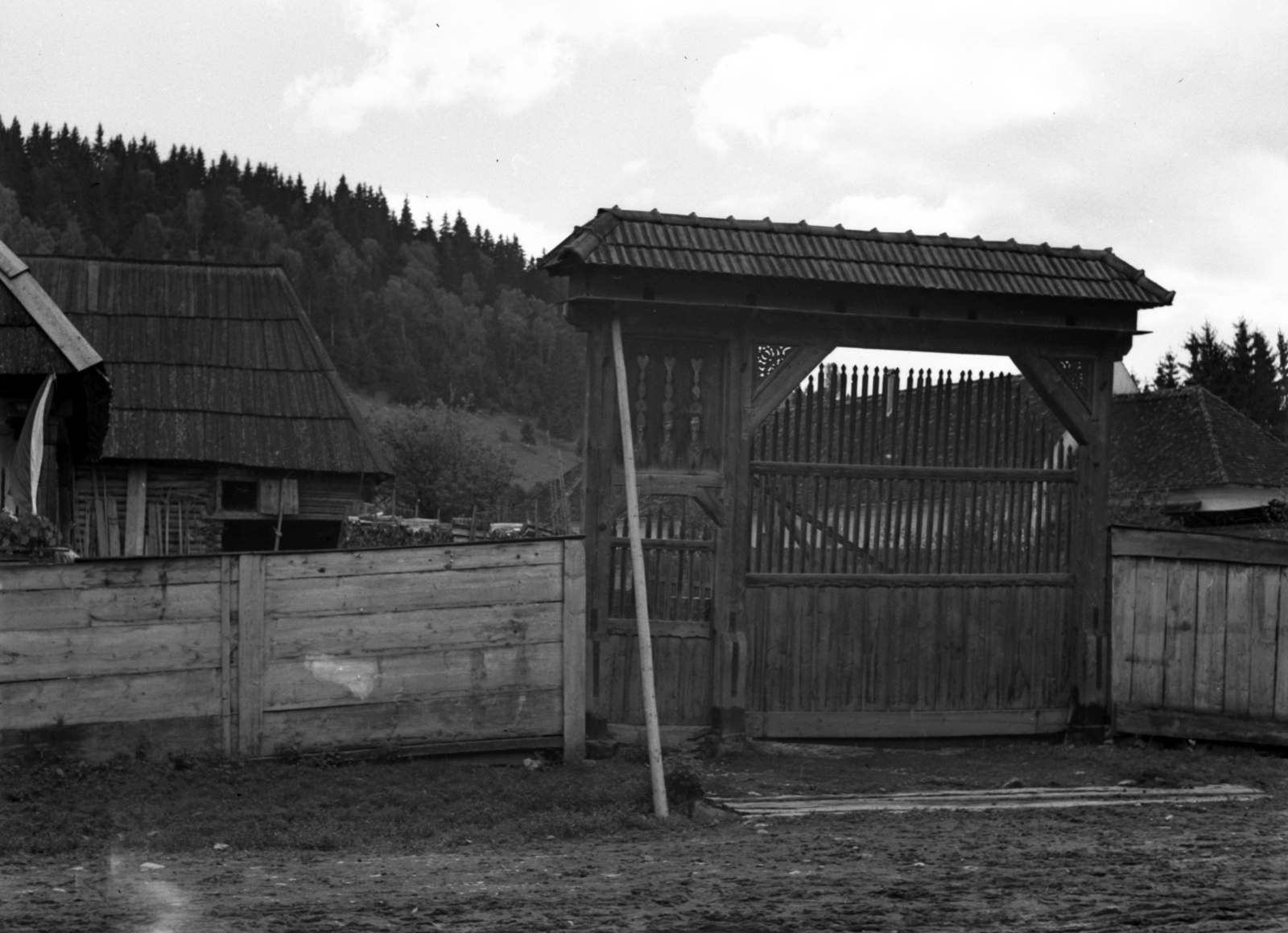 Romania,Transylvania, Miercurea Ciuc, Csíksomlyó (ekkor önálló), Kájoni János utca., 1941, Lissák Tivadar, shingle, sekler gate, Fortepan #71697