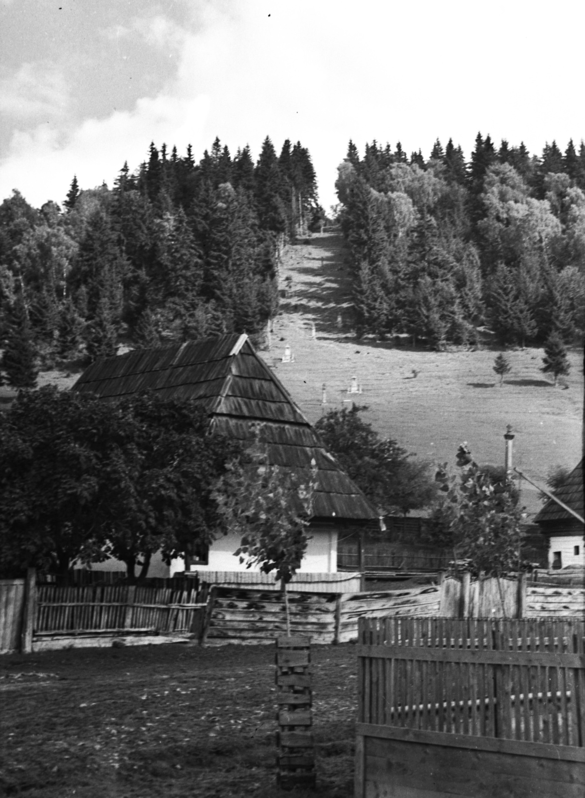 Romania,Transylvania, Miercurea Ciuc, Csíksomlyó (ekkor önálló), Kájoni János utca, szemben a Kálvária., 1941, Lissák Tivadar, calvary, farmhouse, Fortepan #71699
