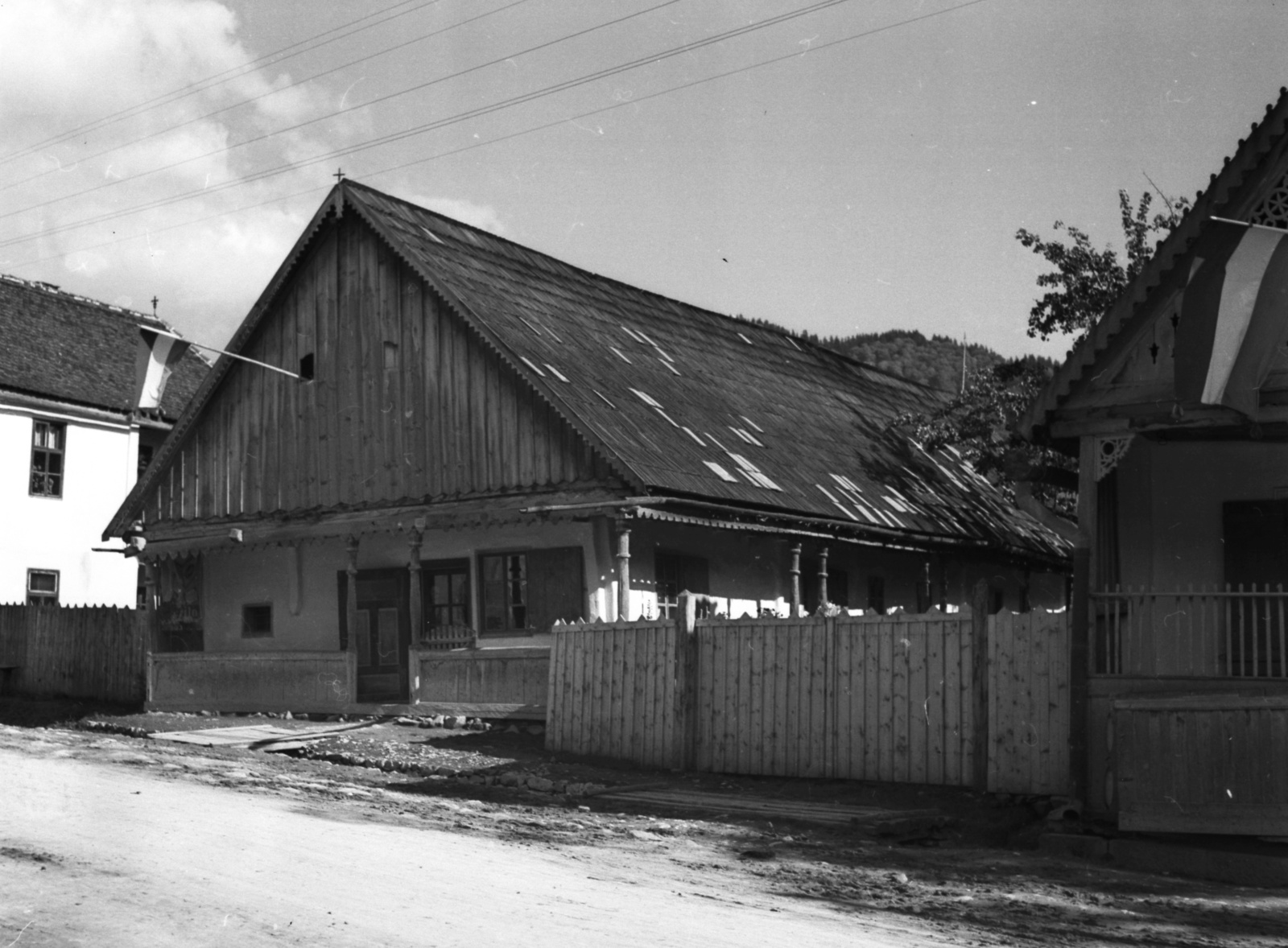 Romania,Transylvania, Miercurea Ciuc, Csíksomlyó (ekkor önálló)., 1941, Lissák Tivadar, porch, shingle, farmhouse, Fortepan #71700