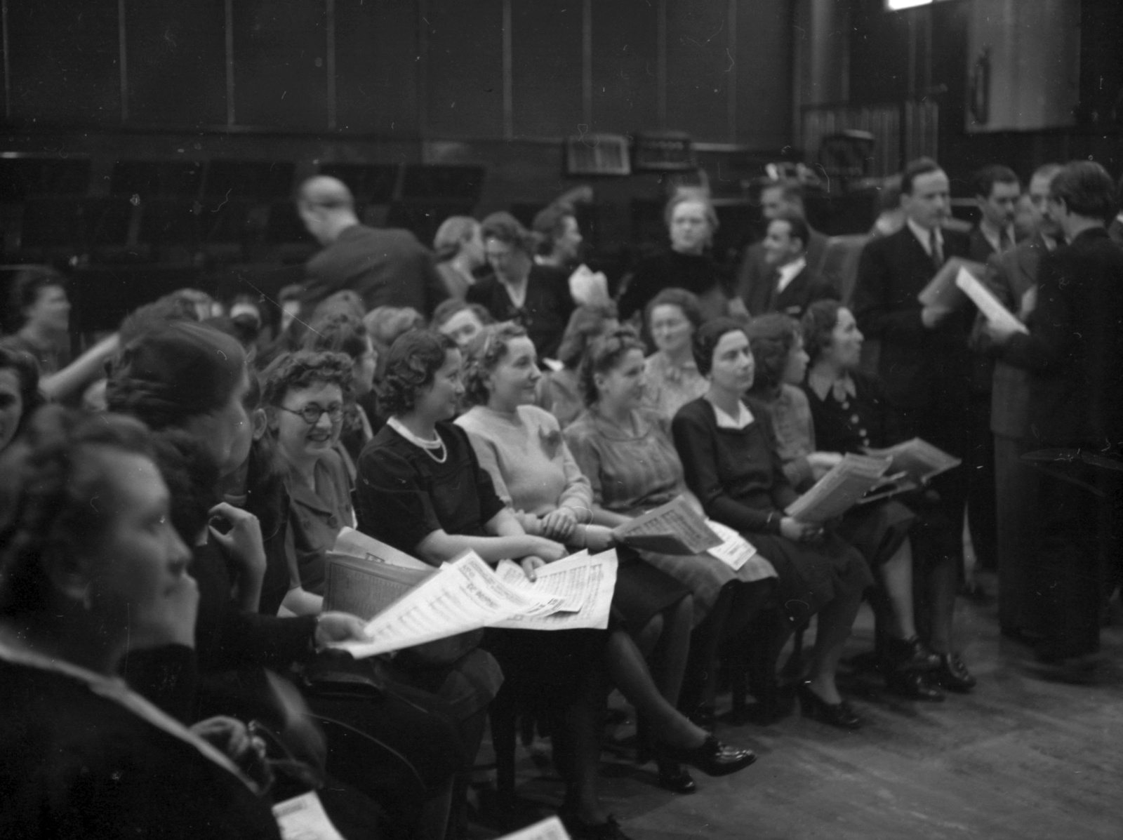 Hungary, Budapest VIII., a Magyar Rádió 6-os stúdiója, a Budapesti Kórus tagjai., 1941, Lissák Tivadar, choir, Budapest, Hungarian Radio, Fortepan #71715