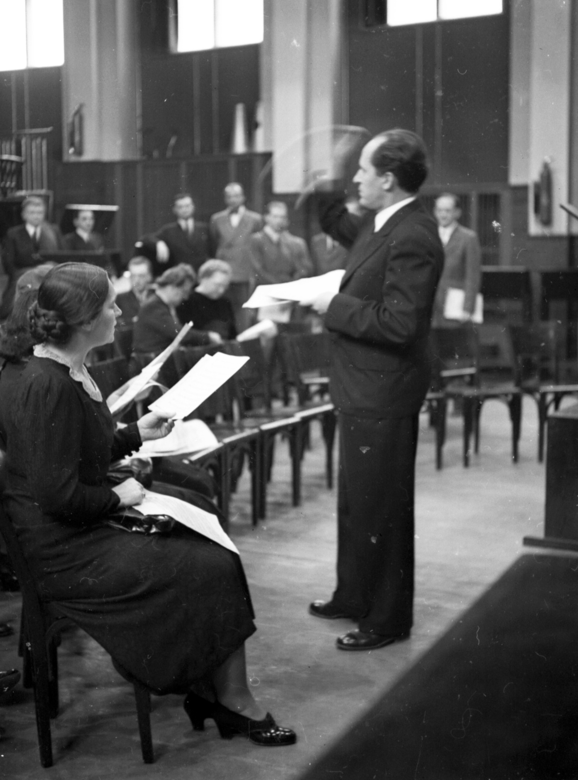 Magyarország, Budapest VIII., a Magyar Rádió 6-os stúdiója, Bárdos Lajos karnagy és a Budapesti Kórus tagjai., 1941, Lissák Tivadar, kórus, karmester, Budapest, Magyar Rádió, Fortepan #71716