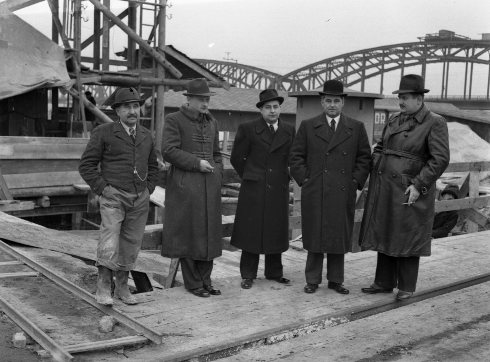 Magyarország, Budapest XI., Lágymányosi Duna-part háttérben az Összekötő vasúti híd., 1941, Lissák Tivadar, csoportkép, bőrkabát, Budapest, Fortepan #71730