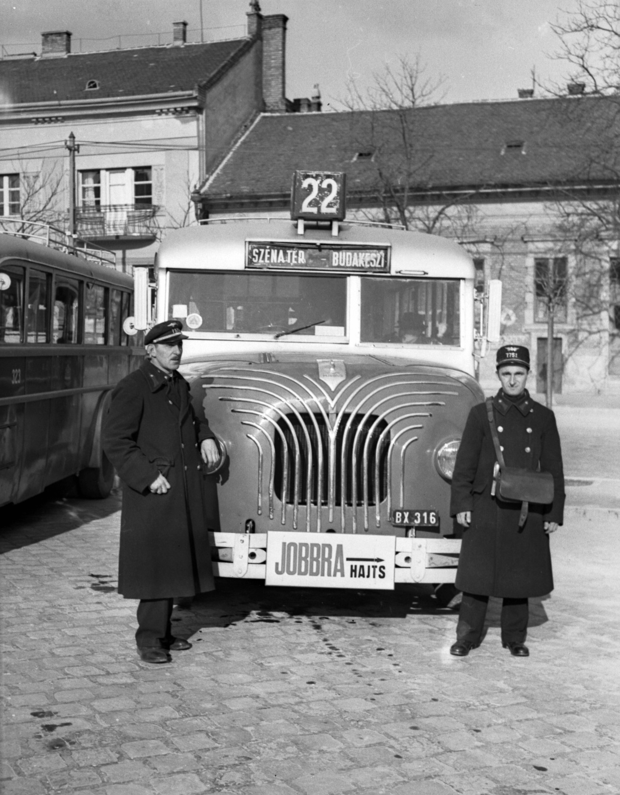 Magyarország, Budapest II., Széll Kálmán tér., 1941, Lissák Tivadar, autóbusz, magyar gyártmány, MÁVAG-márka, kalauz, rendszám, MÁVAG N26/36, tábla, viszonylattábla, Budapest, viszonylatszám, jobbra hajts, kihalt mesterség, Fortepan #71733