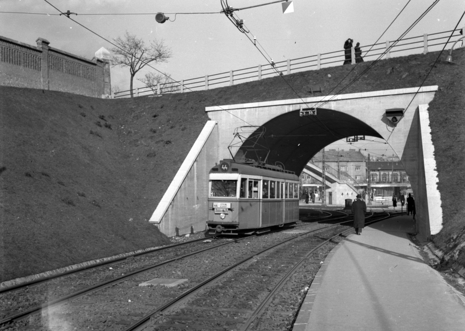 Hungary, Budapest XII.,Budapest II., villamos aluljáró a Vérmező út és a Várfok utca találkozásánál, háttérben a Széll Kálmán tér., 1941, Lissák Tivadar, tram, tunnel, destination sign, Stuka tramway, Budapest, public transport line number, Fortepan #71736