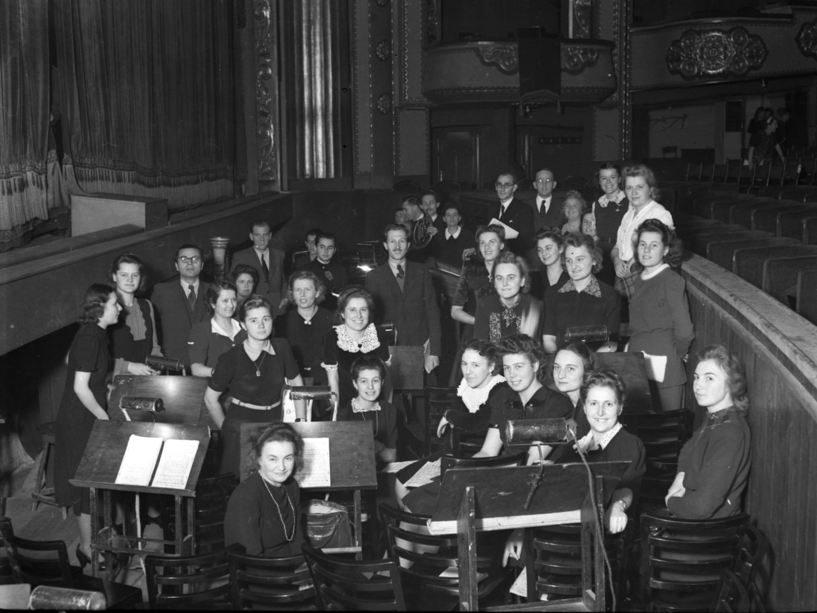 Hungary, Budapest VIII., a mai Erkel Színház, ekkor Magyar Művelődés Háza. A Budapesti Cecilia Kórus., 1941, Lissák Tivadar, musical instrument, tableau, horn, Budapest, Fortepan #71745