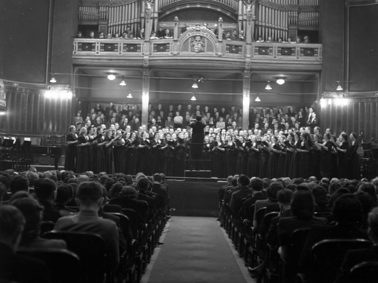 Hungary, Budapest VI., Zeneakadémia, Nagyterem., 1942, Lissák Tivadar, musical instrument, university, crest, choir, organ, conductor, theater room, Budapest, auditorium, Fortepan #71789