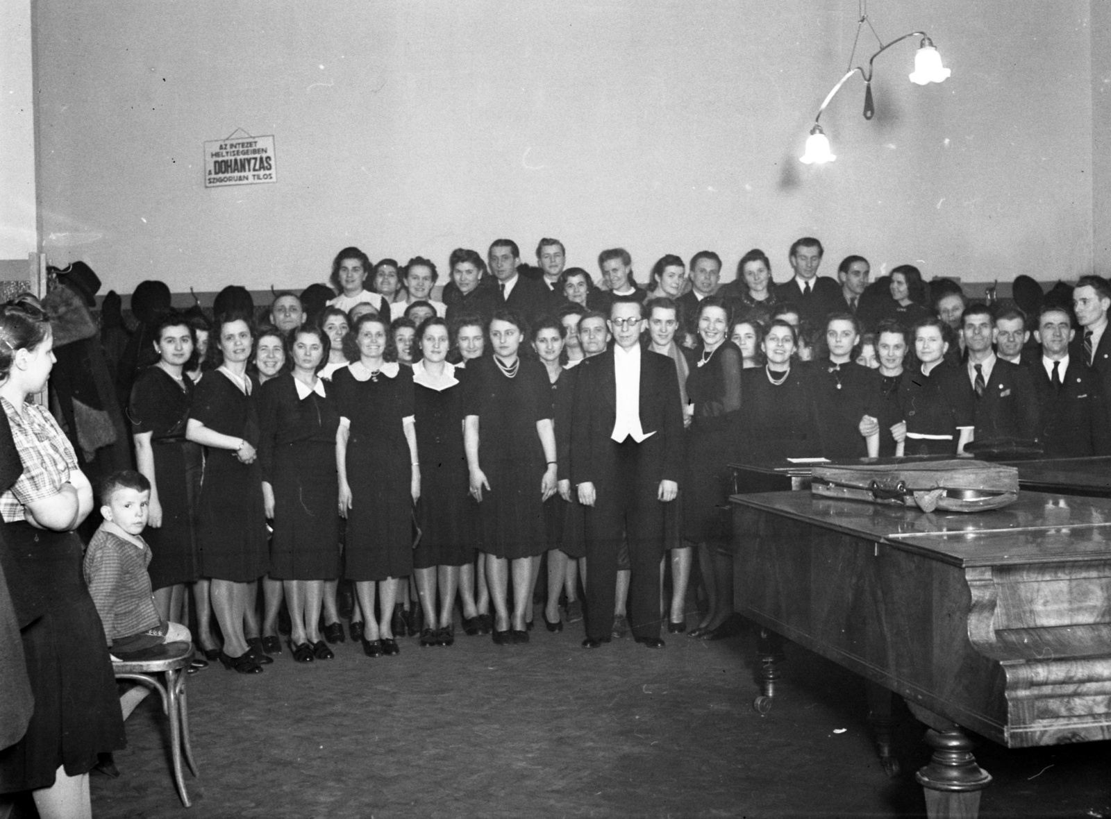 Hungary, Budapest VI., Zeneakadémia, a kórus karnagya Deák-Bárdos György zeneszerző., 1942, Lissák Tivadar, musical instrument, tableau, piano, choir, conductor, board, instrument case, Budapest, Fortepan #71795