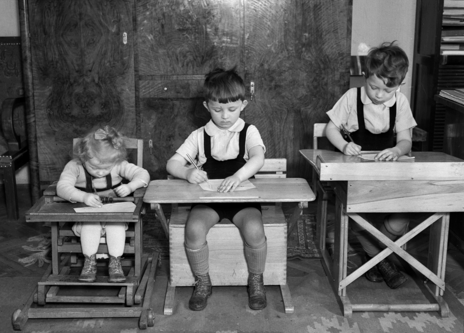 1942, Lissák Tivadar, height chart, three people, child labour, Fortepan #71800