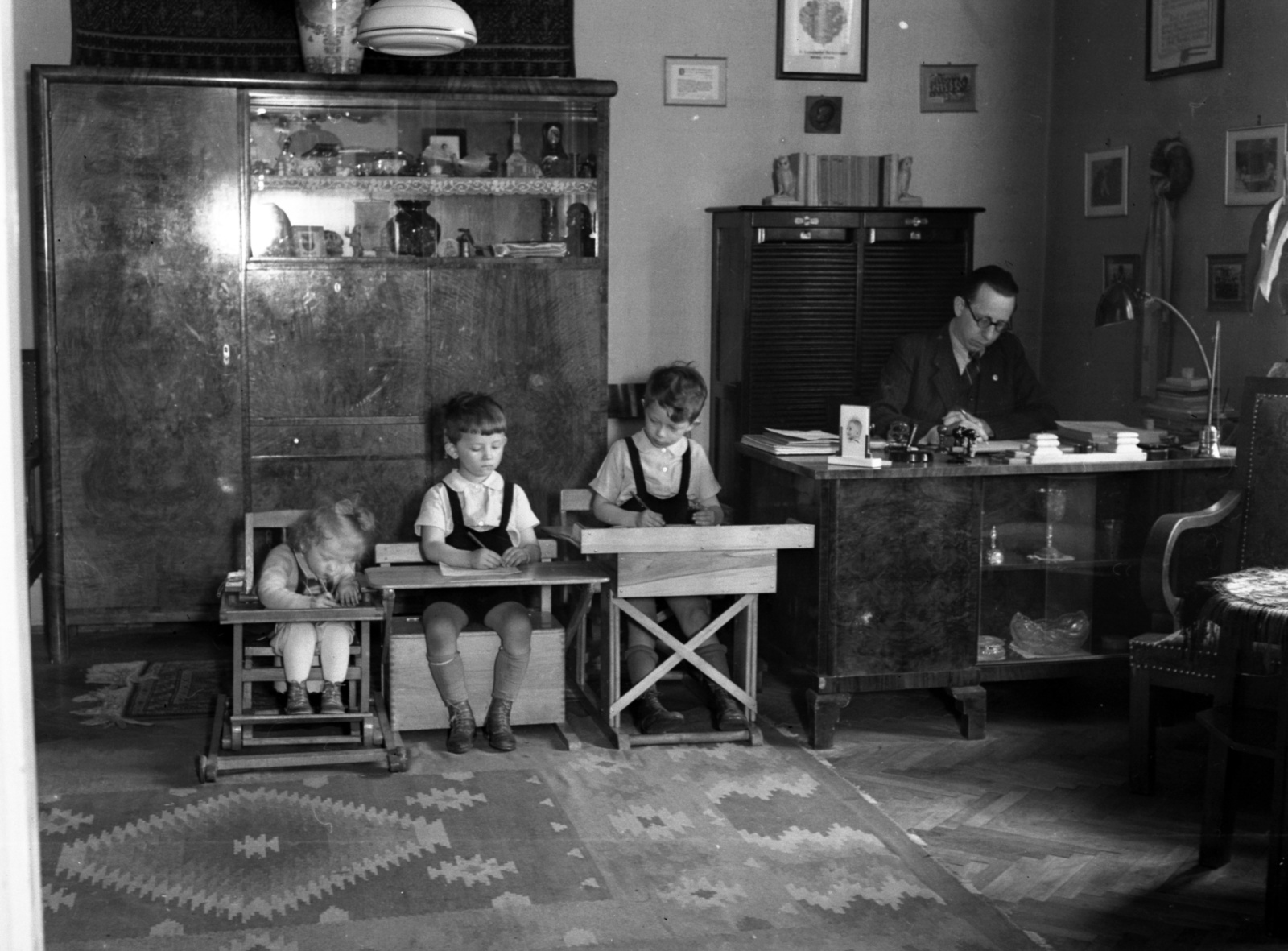 Hungary, Budapest XII., Kék Golyó utca 15/a, II. emeleti lakás, Deák-Bárdos György zeneszerző, karnagy és gyermekei., 1942, Lissák Tivadar, desk, kids, interior, file cabinet, height chart, winner's wreath, Budapest, Fortepan #71801