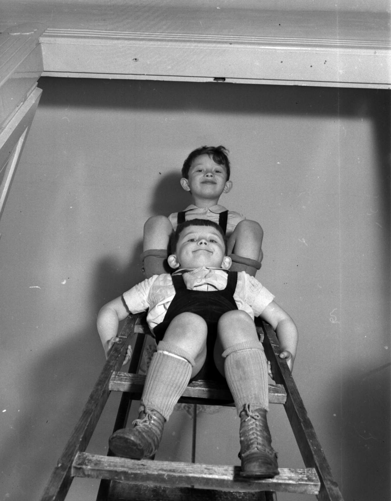 1942, Lissák Tivadar, ladder, kids, boys, bottom view, sitting on a ladder, Fortepan #71803