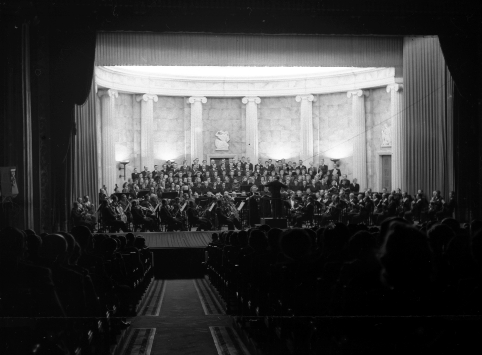 Hungary, Budapest VIII., a mai Erkel Színház, ekkor Magyar Művelődés Háza. A Budapesti Kórus hangversenye., 1942, Lissák Tivadar, musical instrument, theater, band, choir, conductor, theater room, Budapest, Fortepan #71805