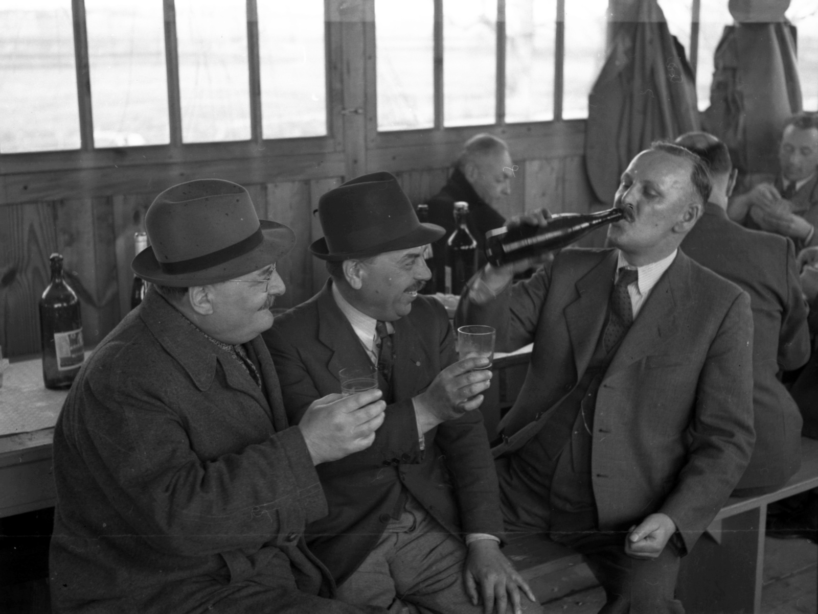 1942, Lissák Tivadar, tableau, men, card game, drinking, bottle, three people, Fortepan #71816