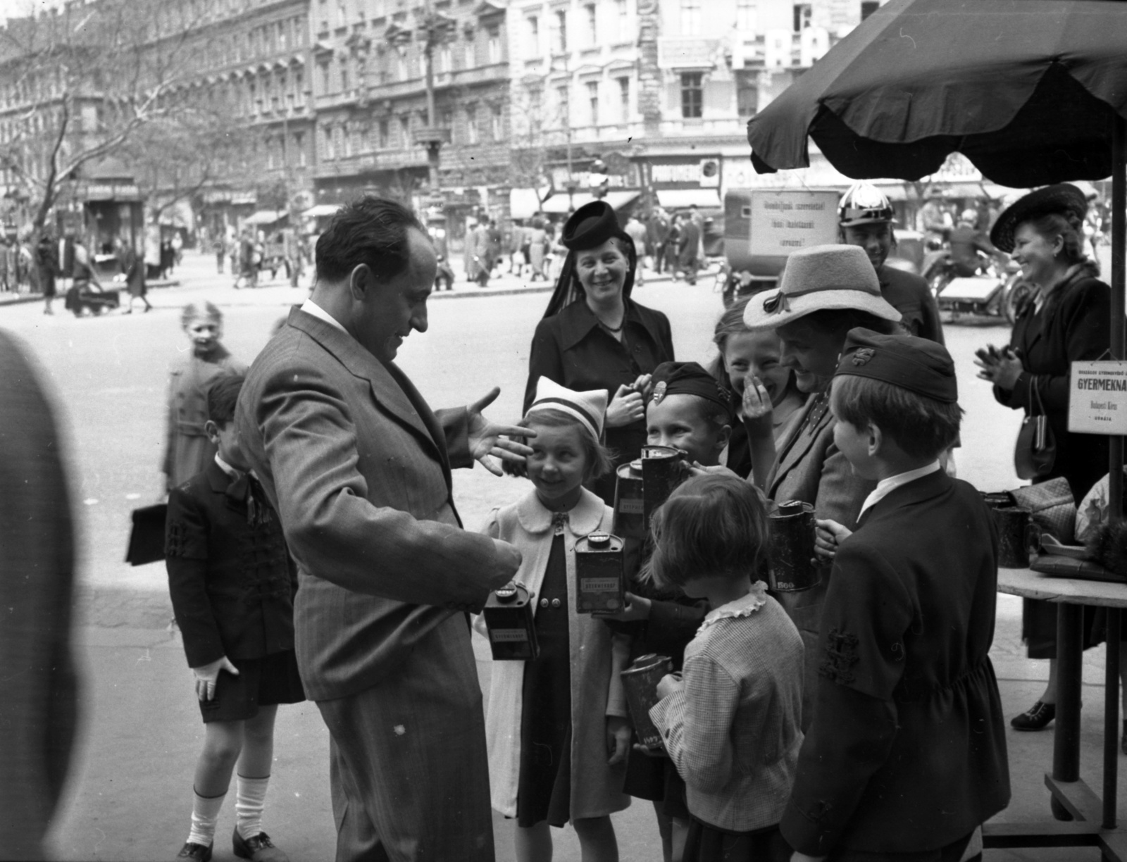 Hungary, Budapest VI., Oktogon, a Budapesti Kórus tagjai és Bárdos Lajos karnagy adományokat gyűjtenek az Országos Gyermekvédő Liga számára az Abbázia Kávéház előtt., 1942, Lissák Tivadar, crest, money-box, philantrophy, Budapest, Fortepan #71829