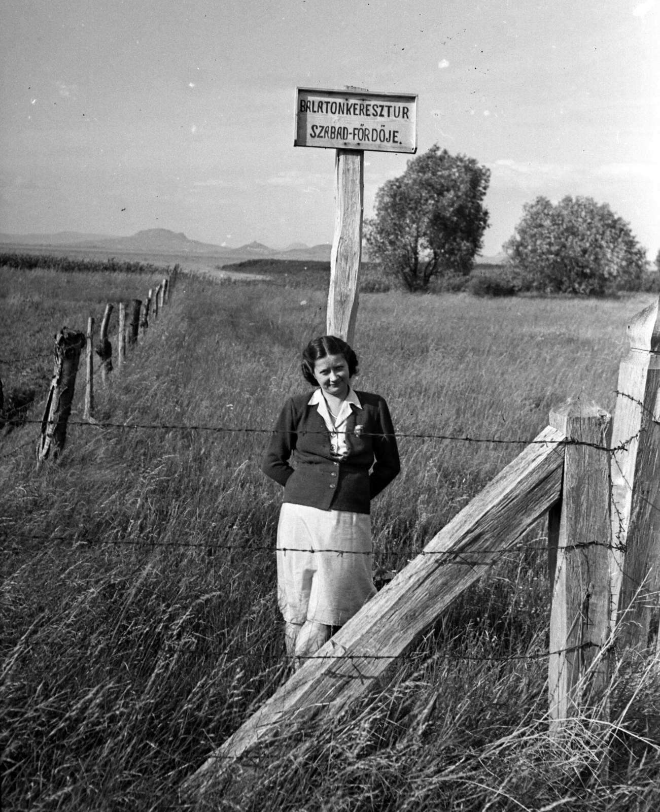 Hungary, Balatonkeresztúr, szabadstrand a Berényi utca felől, a távolban a Szent György-hegy látszik., 1942, Lissák Tivadar, fence, barb wire, board, Best of, Fortepan #71848