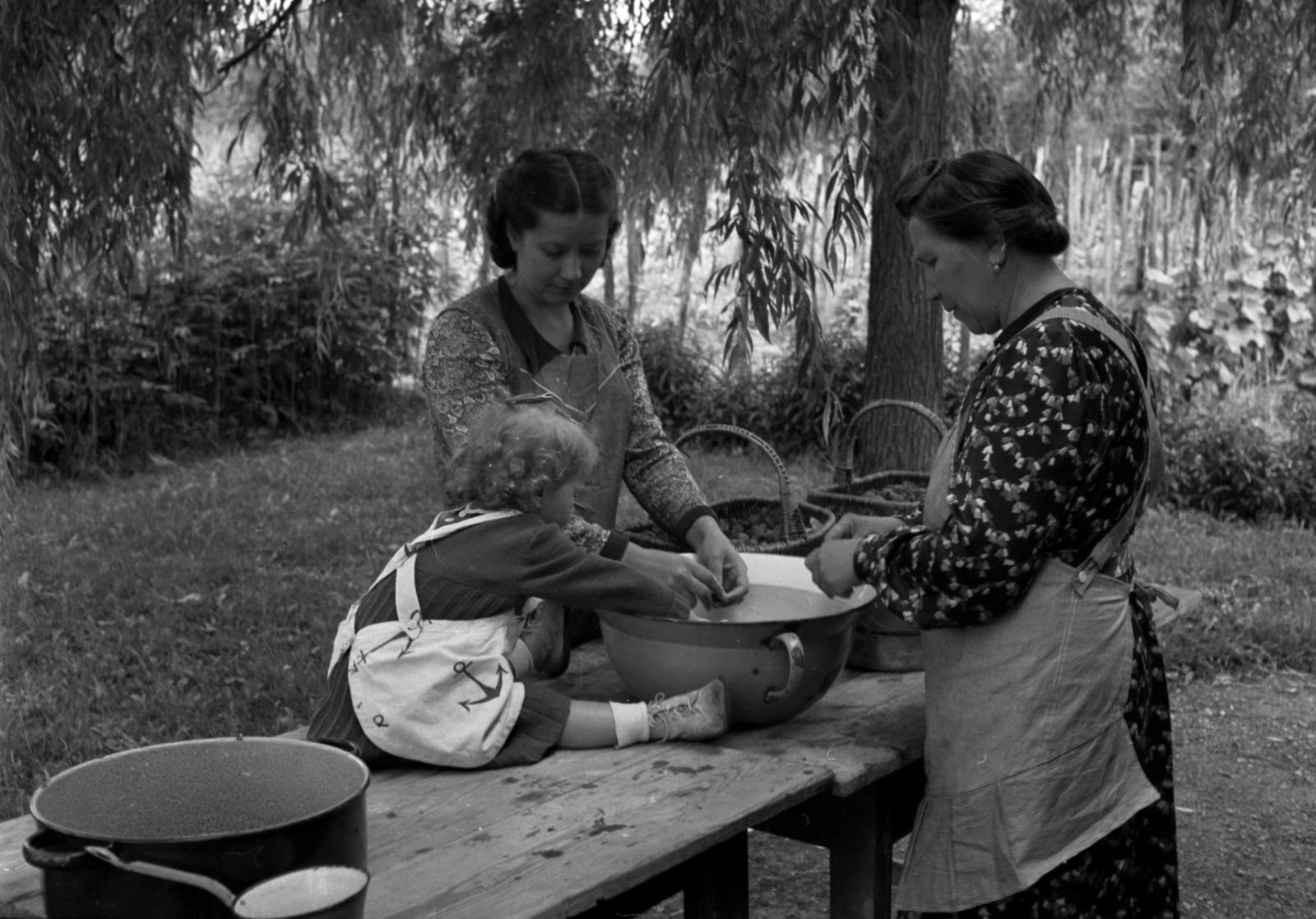 1942, Lissák Tivadar, basket, pot, cooking, three people, sitting on a table, Fortepan #71853