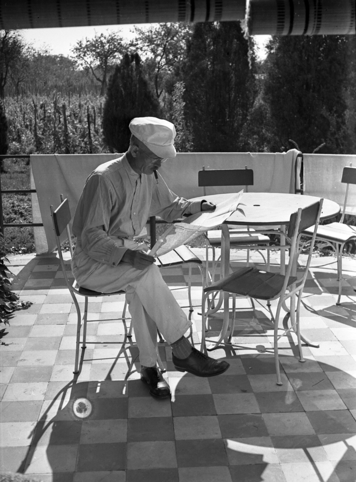 Hungary, Balatonmáriafürdő, Petőfi Sándor utca 26., KATICABOGÁR villa., 1942, Lissák Tivadar, terrace, newspaper, table, chair, Fortepan #71854