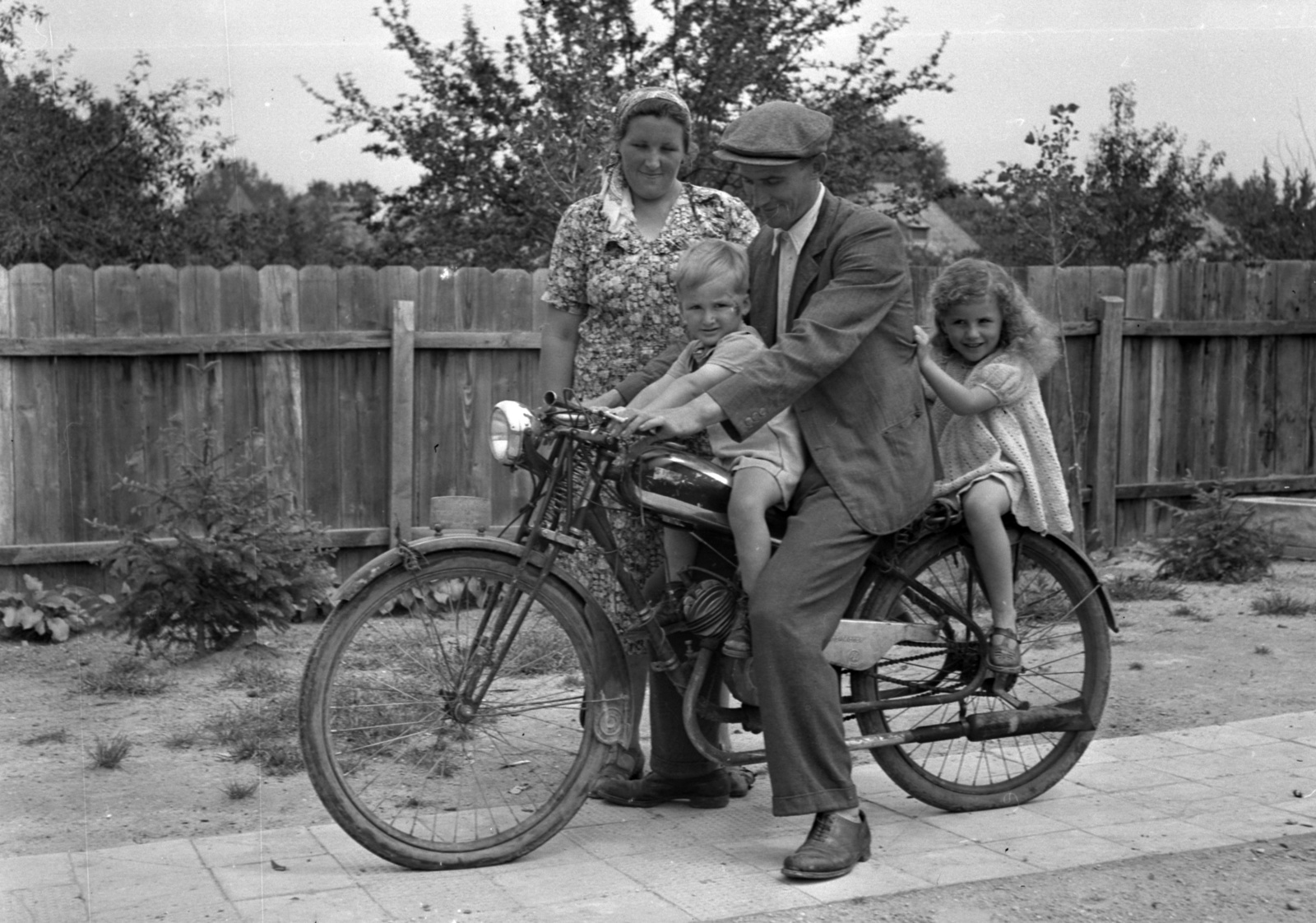 Hungary, Balatonmáriafürdő, a gróf Széchényi Imre tér (Ady Endre utca) 1. számú épület udvara, Miskovits Lajos hentes és családja., 1942, Lissák Tivadar, motorcycle, Hungarian brand, SHB-brand, Fortepan #71858