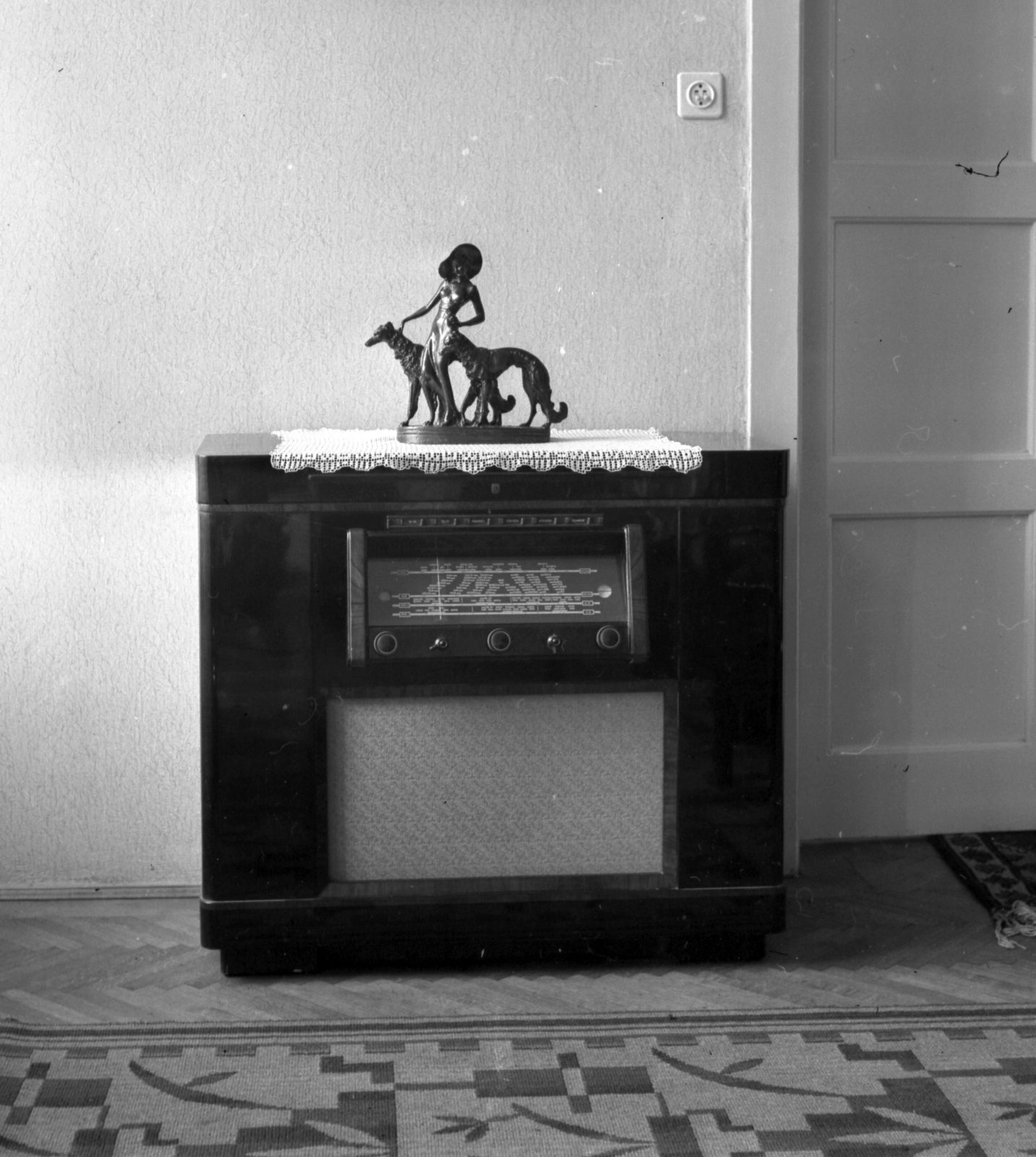 1942, Lissák Tivadar, sculpture, radio, music box, Fortepan #71867