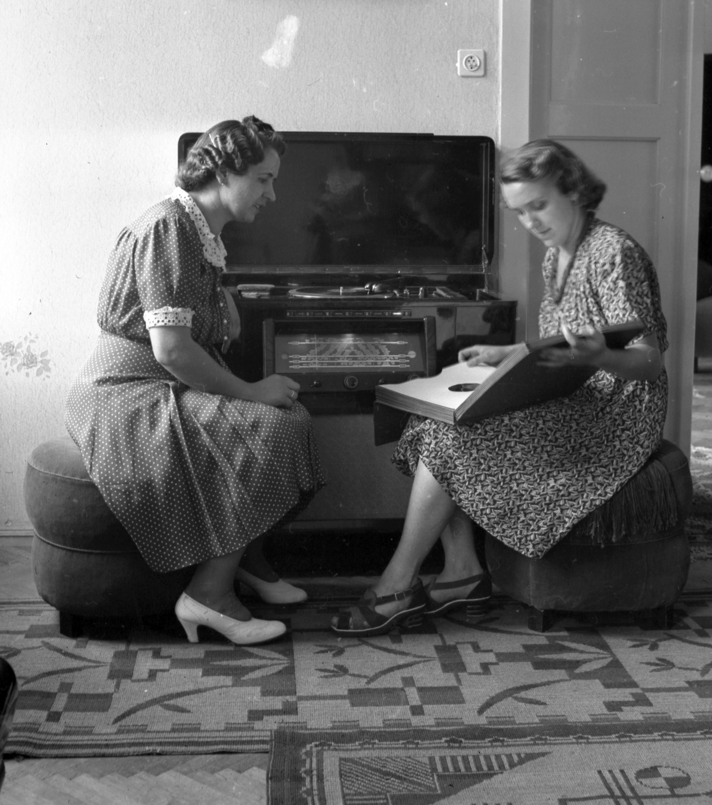 1942, Lissák Tivadar, fashion, radio, interior, turntable, Fortepan #71868