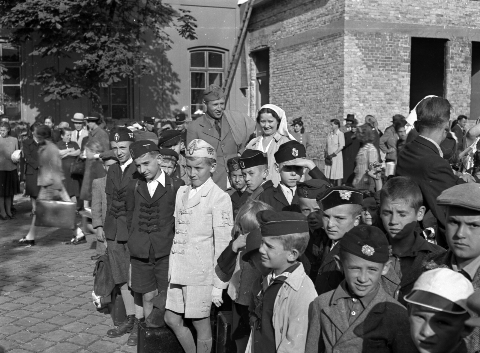 Hungary, Budapest I., a Déli pályaudvar indulási oldala. Az Országos Gyermekvédő Liga szervezésében nyaralásra induló gyerekek., 1942, Lissák Tivadar, nurse, crest, Bocskai coat, Budapest, Fortepan #71871