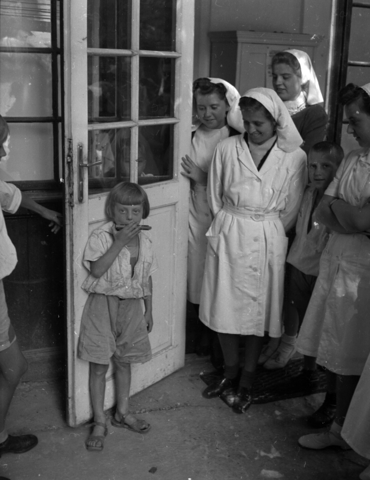 Magyarország, Farkasgyepű, Frigyes főherceg üdülőtelep és erdei iskola (később a Veszprém Megyei Tüdőgyógyintézet szanatóriuma)., 1942, Lissák Tivadar, csoportkép, ápolónő, szájharmónika, erdei iskola, Fortepan #71880