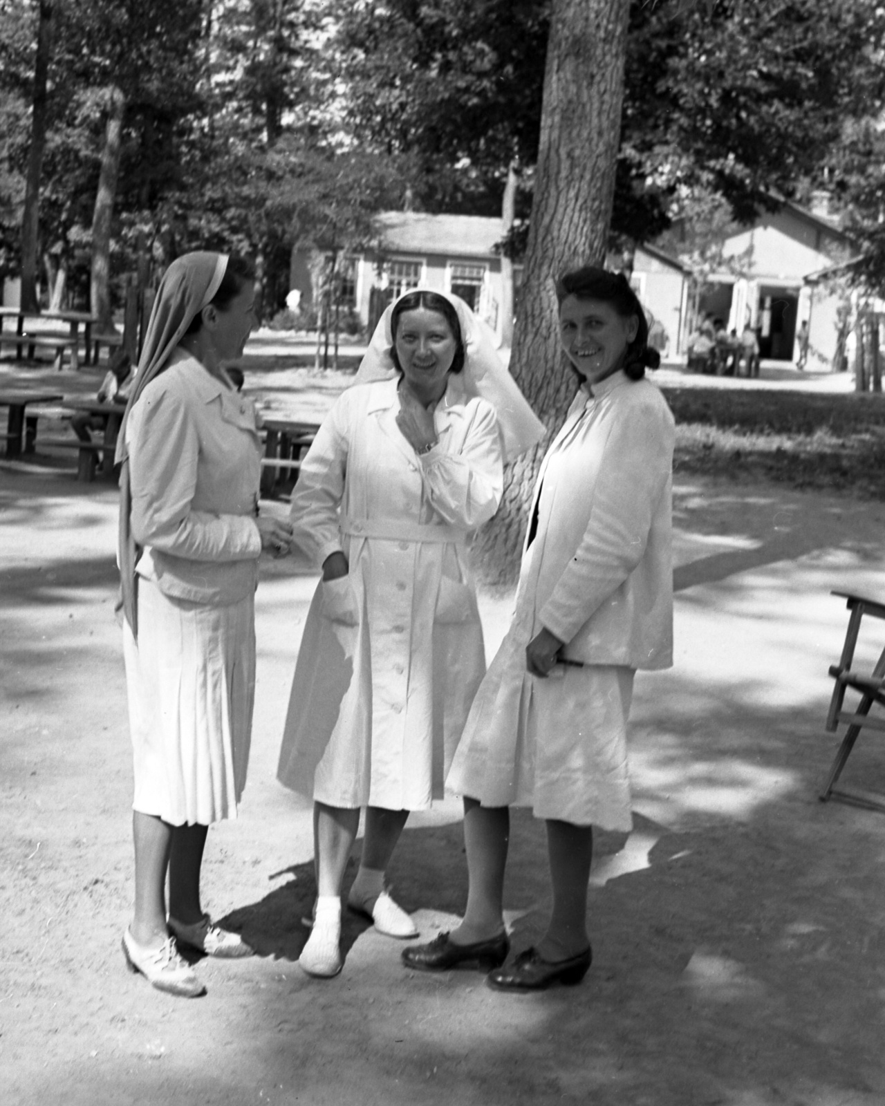Hungary, Farkasgyepű, Frigyes főherceg üdülőtelep és erdei iskola (később a Veszprém Megyei Tüdőgyógyintézet szanatóriuma)., 1942, Lissák Tivadar, nurse, forest school, three people, Fortepan #71886