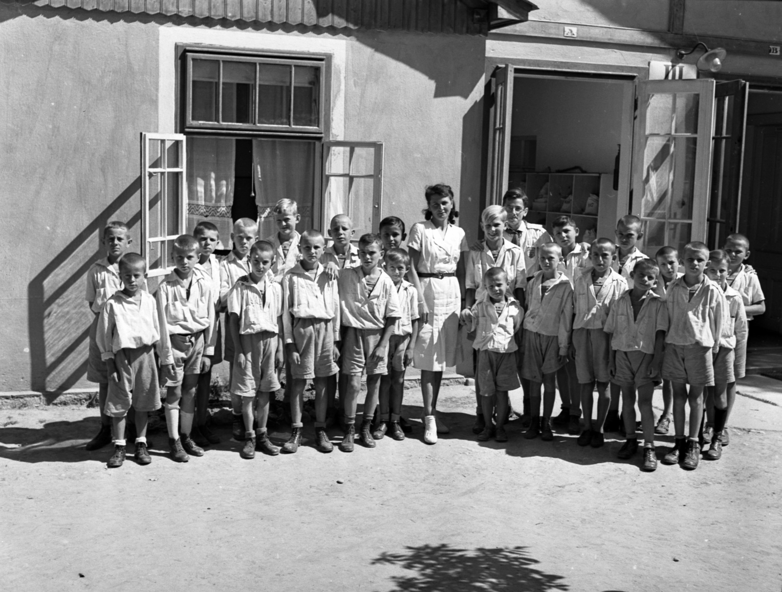 Hungary, Farkasgyepű, Frigyes főherceg üdülőtelep és erdei iskola (később a Veszprém Megyei Tüdőgyógyintézet szanatóriuma)., 1942, Lissák Tivadar, tableau, nurse, forest school, Fortepan #71890