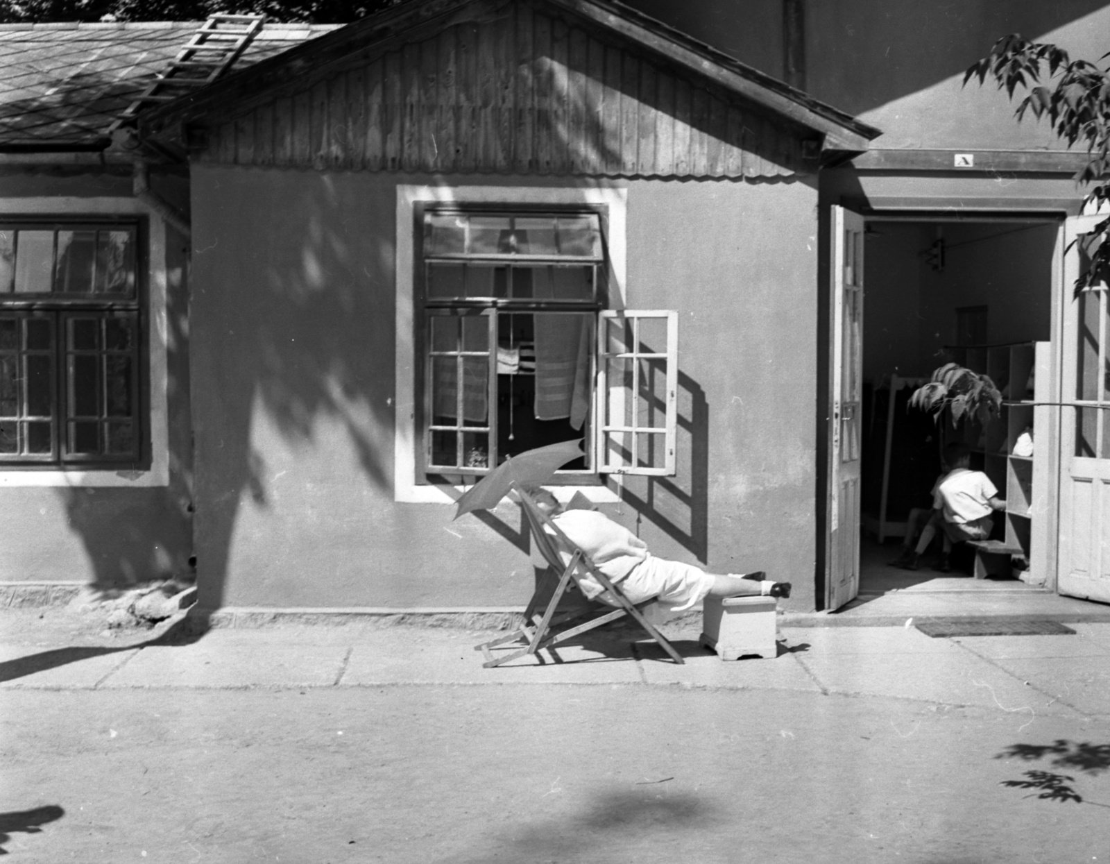 Hungary, Farkasgyepű, Frigyes főherceg üdülőtelep és erdei iskola (később a Veszprém Megyei Tüdőgyógyintézet szanatóriuma)., 1942, Lissák Tivadar, deck chair, forest school, Fortepan #71893