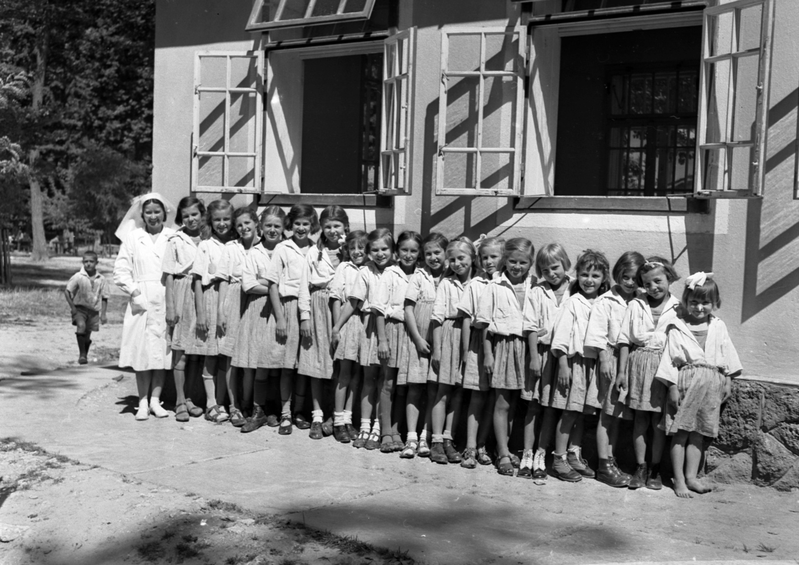 Hungary, Farkasgyepű, Frigyes főherceg üdülőtelep és erdei iskola (később a Veszprém Megyei Tüdőgyógyintézet szanatóriuma)., 1942, Lissák Tivadar, tableau, nurse, forest school, Fortepan #71894