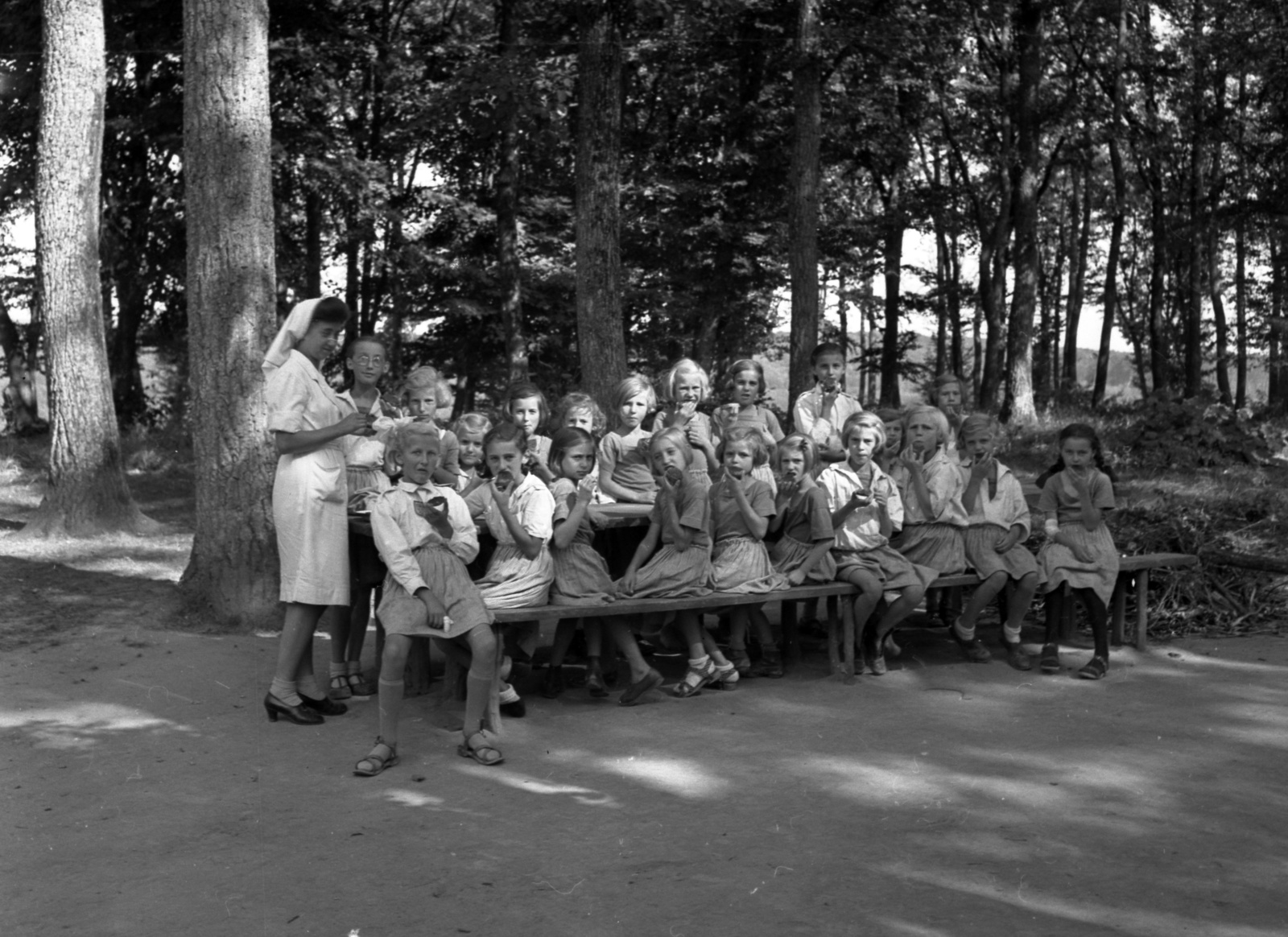 Hungary, Farkasgyepű, Frigyes főherceg üdülőtelep és erdei iskola (később a Veszprém Megyei Tüdőgyógyintézet szanatóriuma)., 1942, Lissák Tivadar, meal, tableau, nurse, forest school, Fortepan #71904