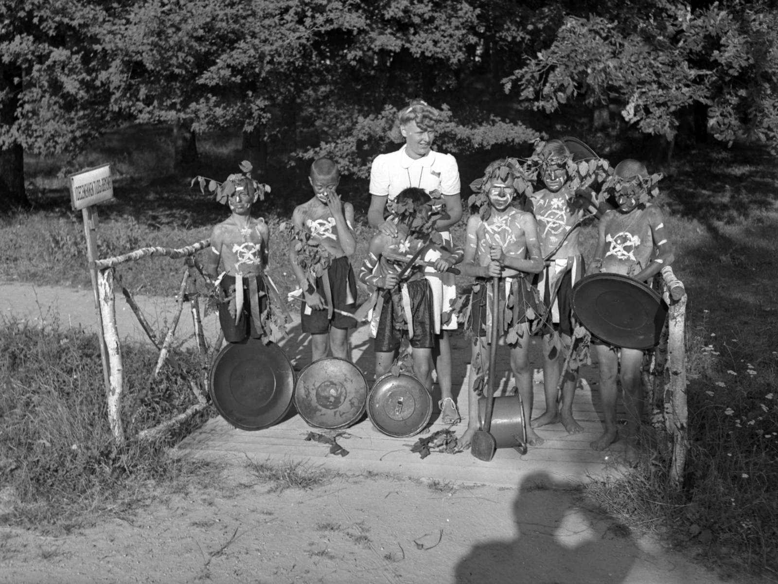 Hungary, Farkasgyepű, Frigyes főherceg üdülőtelep és erdei iskola (később a Veszprém Megyei Tüdőgyógyintézet szanatóriuma)., 1942, Lissák Tivadar, tableau, costume, forest school, Fortepan #71907