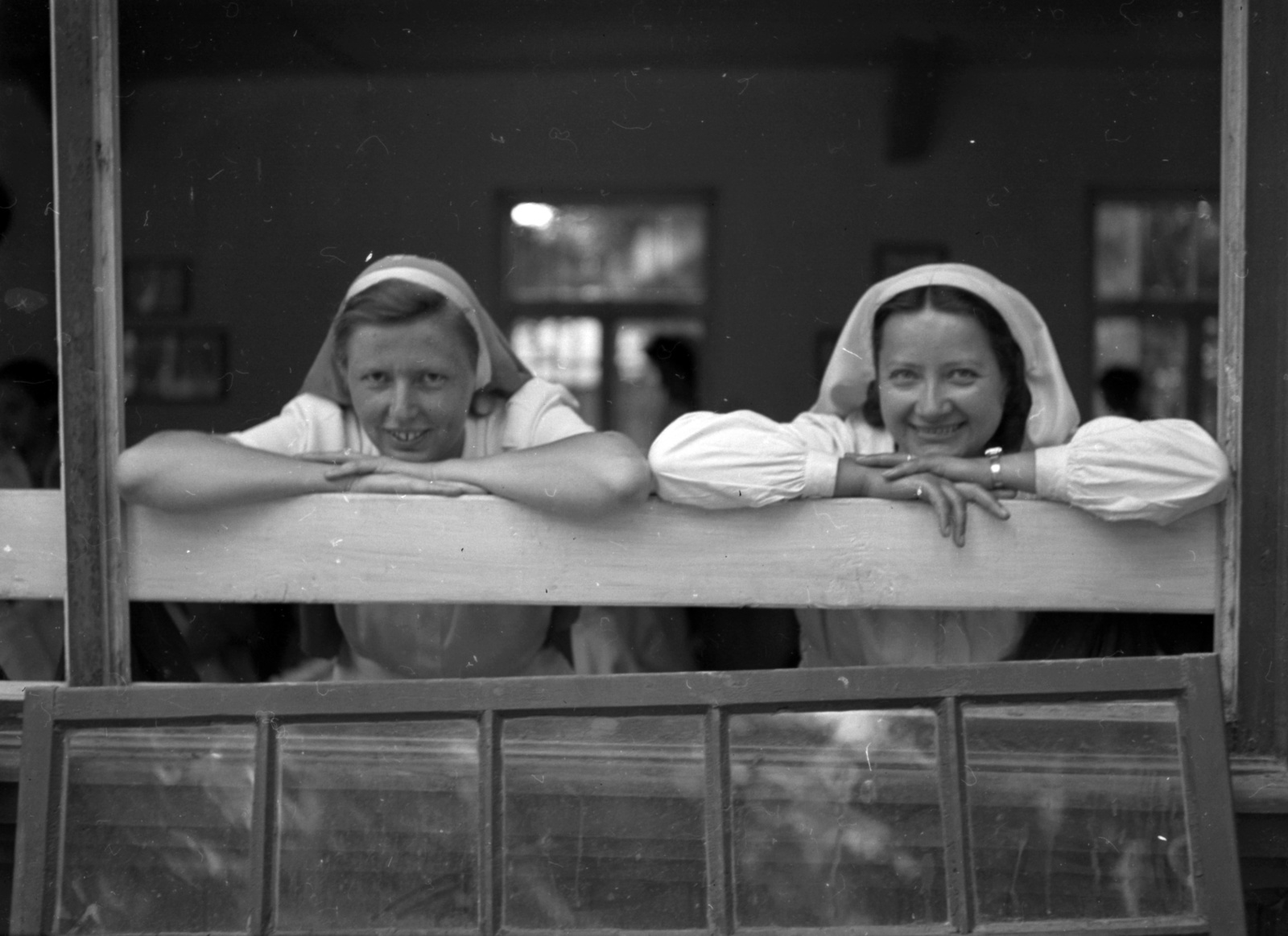 Hungary, Farkasgyepű, Frigyes főherceg üdülőtelep és erdei iskola (később a Veszprém Megyei Tüdőgyógyintézet szanatóriuma)., 1942, Lissák Tivadar, nurse, double portrait, forest school, prop up on elbows, Fortepan #71909